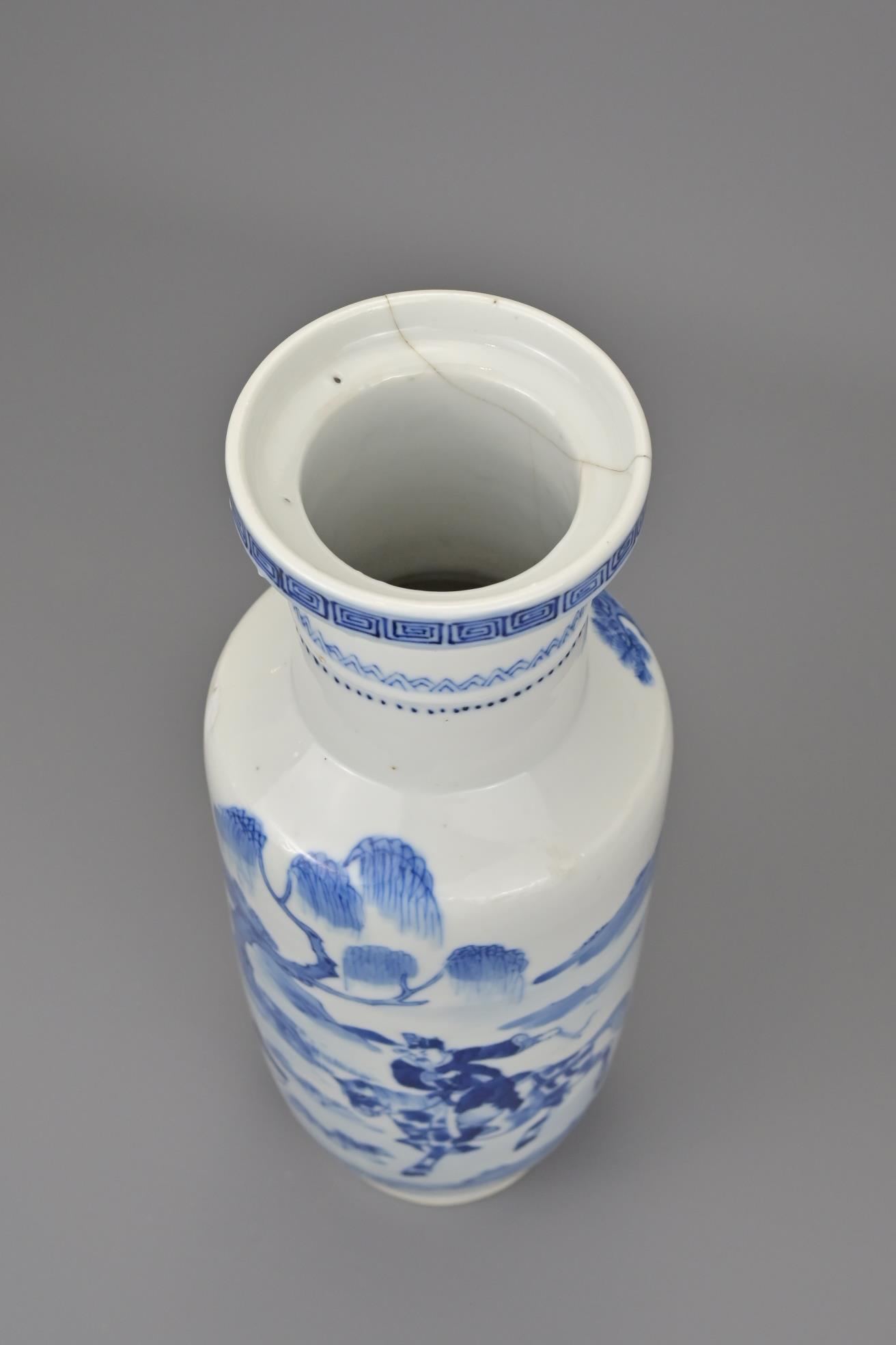 A CHINESE BLUE AND WHITE PORCELAIN ROULEAU VASE - Image 7 of 7