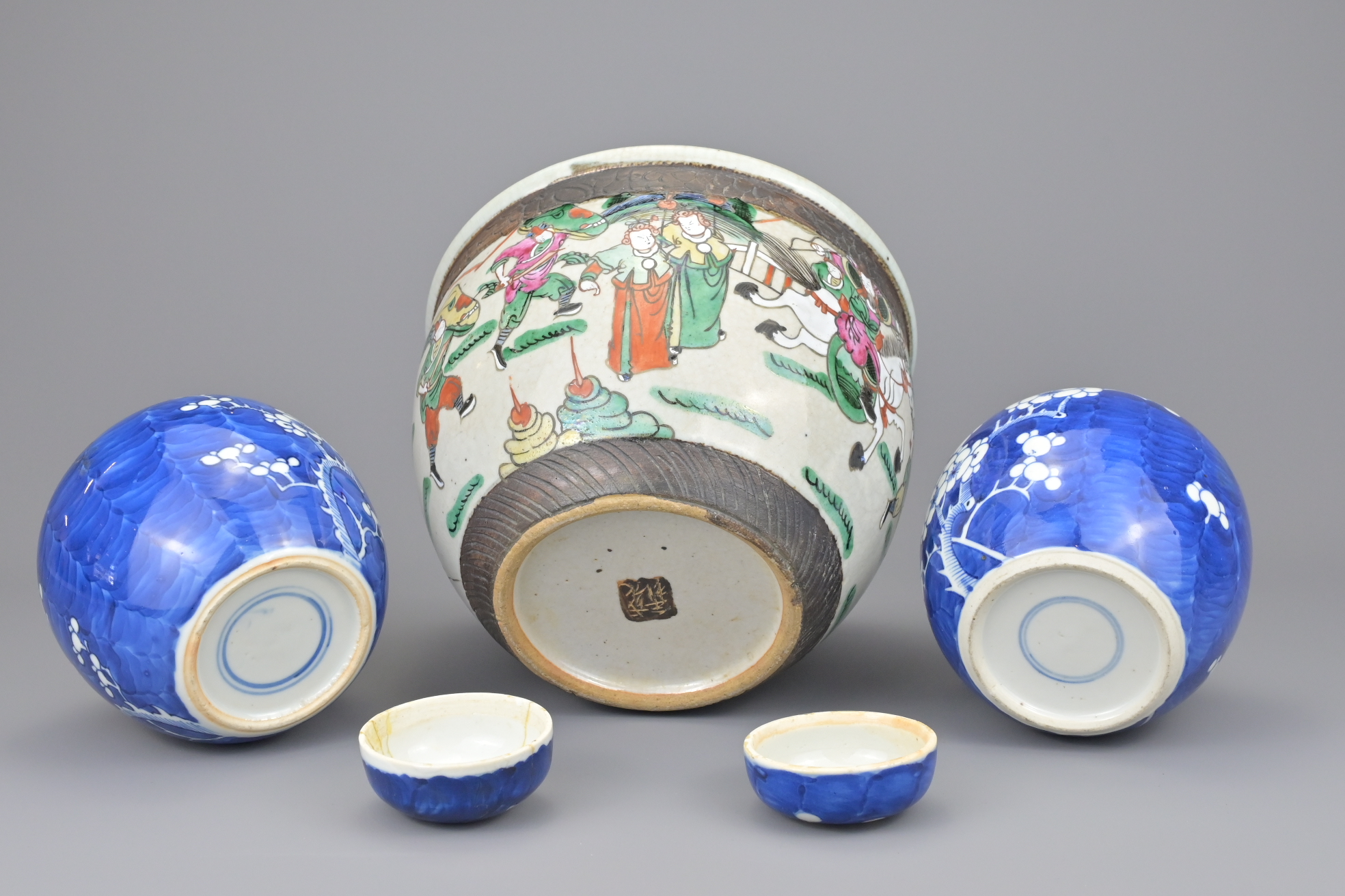 TWO CHINESE BLUE AND WHITE PORCELAIN LIDDED GINGER JARS - Image 3 of 3