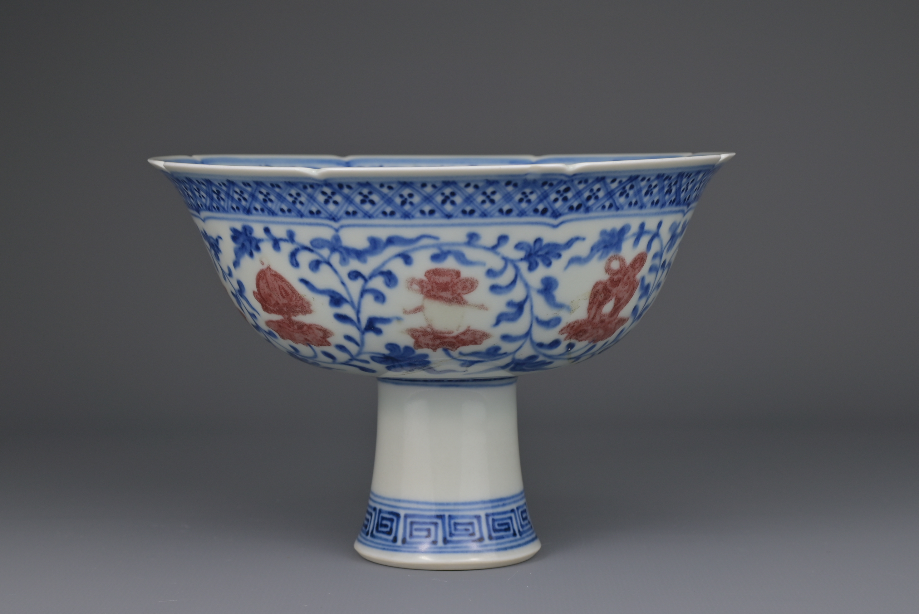 CHINESE UNDERGLAZE BLUE AND RED ‘BAJIXIANG’ PORCELAIN LOBED STEM CUP, QIANLONG MARK - Image 3 of 7
