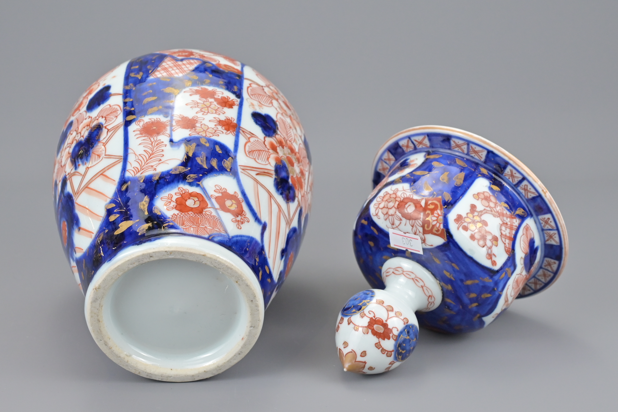 A JAPANESE IMARI JAR AND COVER - Image 5 of 5