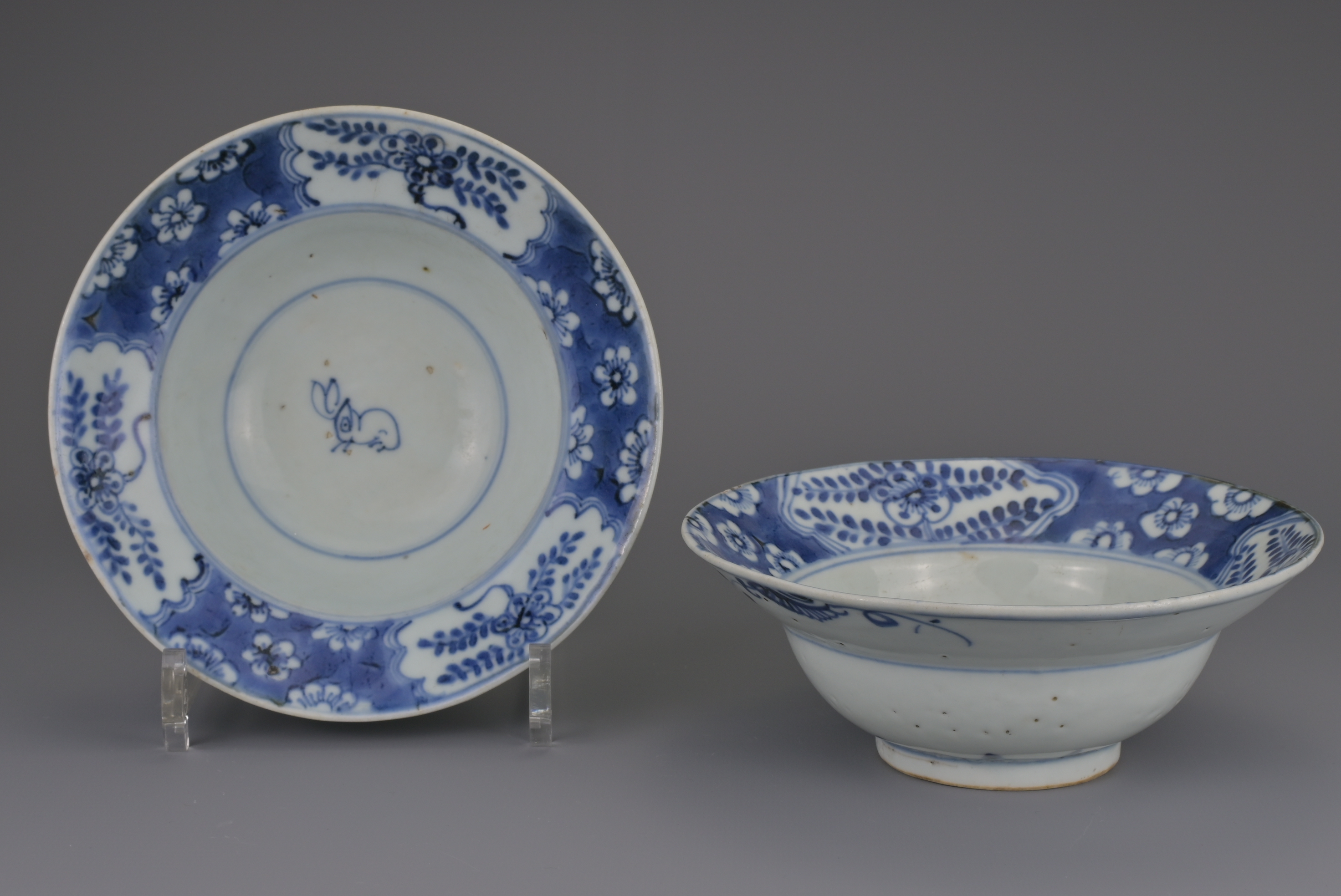 A PAIR OF CHINESE BLUE AND WHITE PORCELAIN KLAPMUTS BOWLS, LATE MING/EARLY QING DYNASTY, 17TH CENTUR - Image 2 of 8