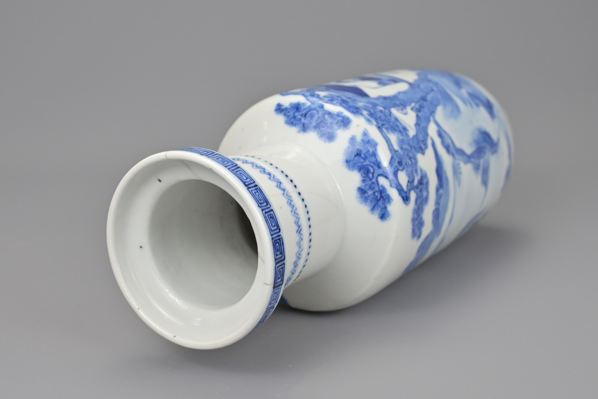 A CHINESE BLUE AND WHITE PORCELAIN ROULEAU VASE - Image 5 of 7