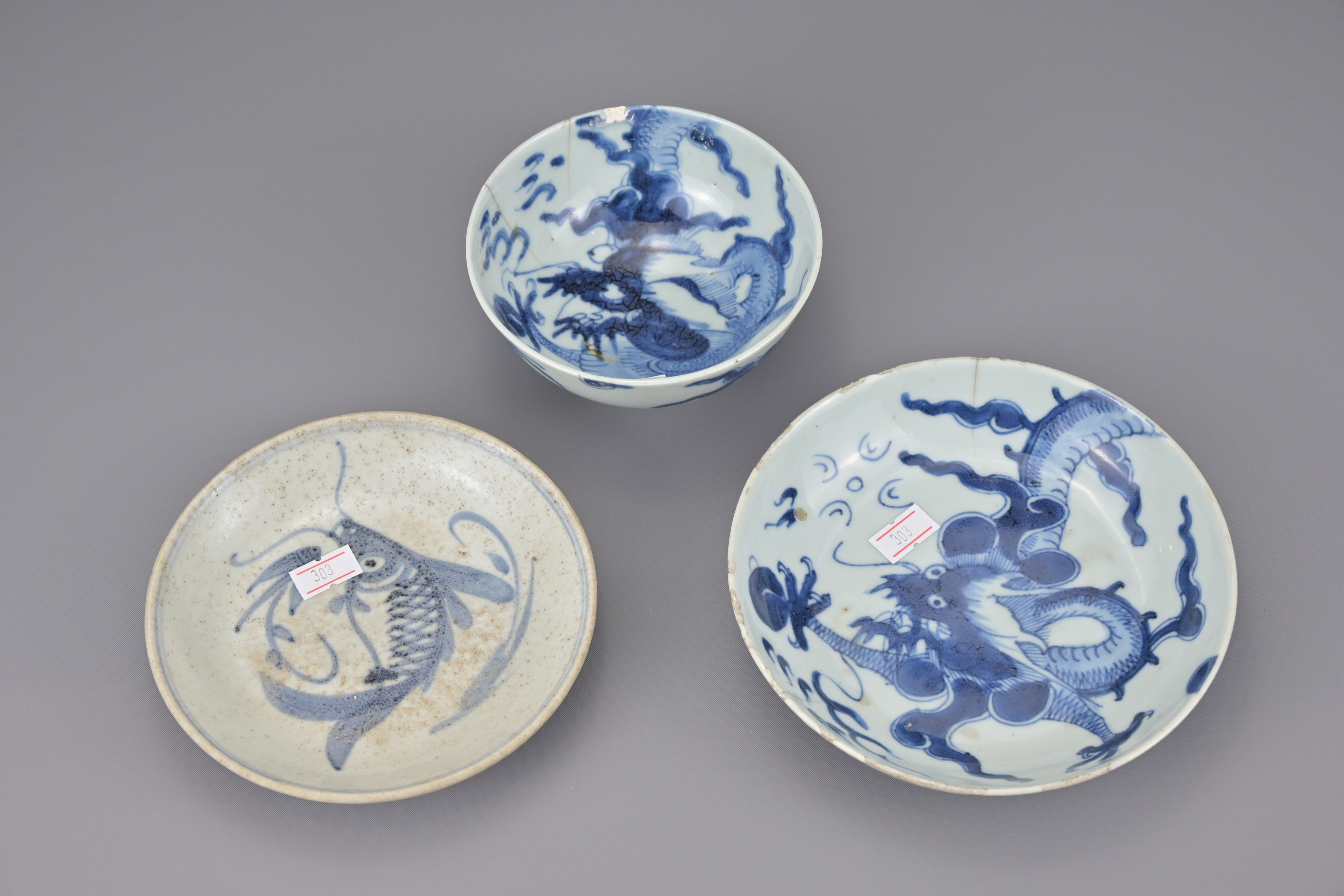 A COLLECTION OF CHINESE BLUE AND WHITE PORCELAIN - Image 2 of 5