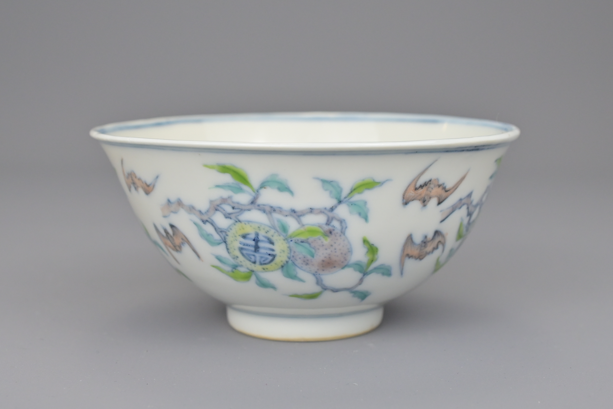 A CHINESE DOUCAI PORCELAIN BOWL - Image 2 of 5