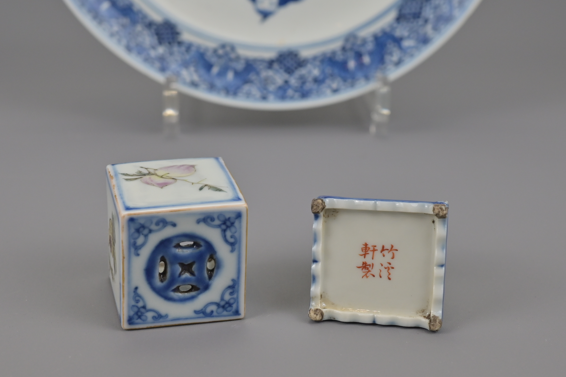 A 19TH CENTURY CHINESE BLUE AND WHITE PLATE - Image 5 of 5