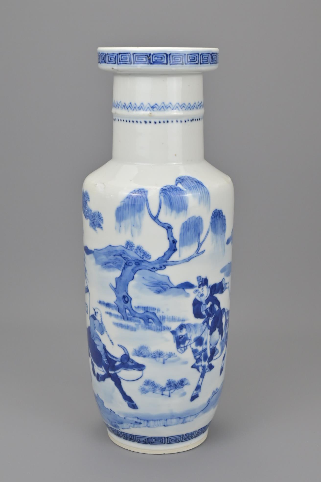 A CHINESE BLUE AND WHITE PORCELAIN ROULEAU VASE - Image 2 of 7