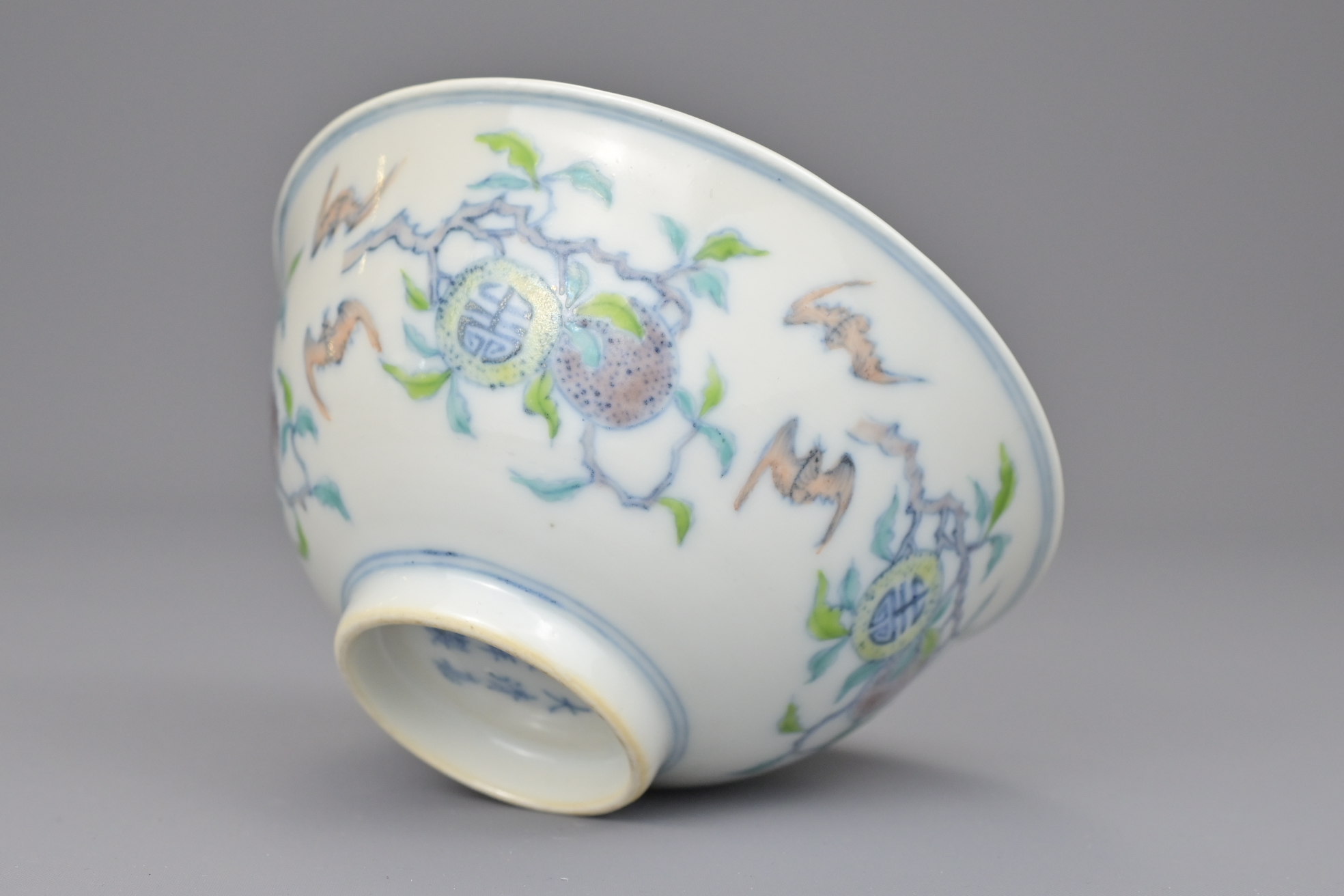 A CHINESE DOUCAI PORCELAIN BOWL - Image 3 of 5