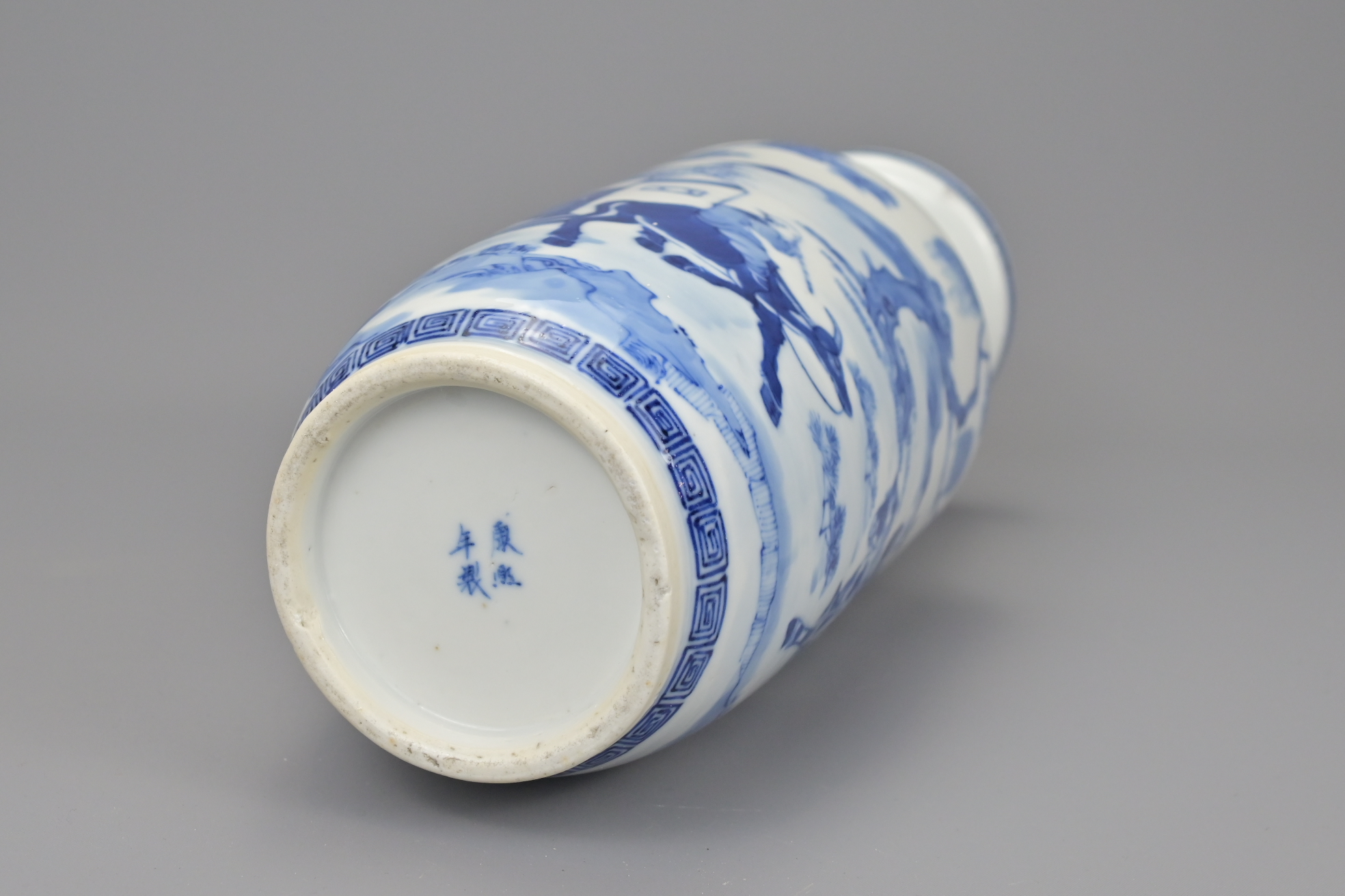 A CHINESE BLUE AND WHITE PORCELAIN ROULEAU VASE - Image 4 of 7