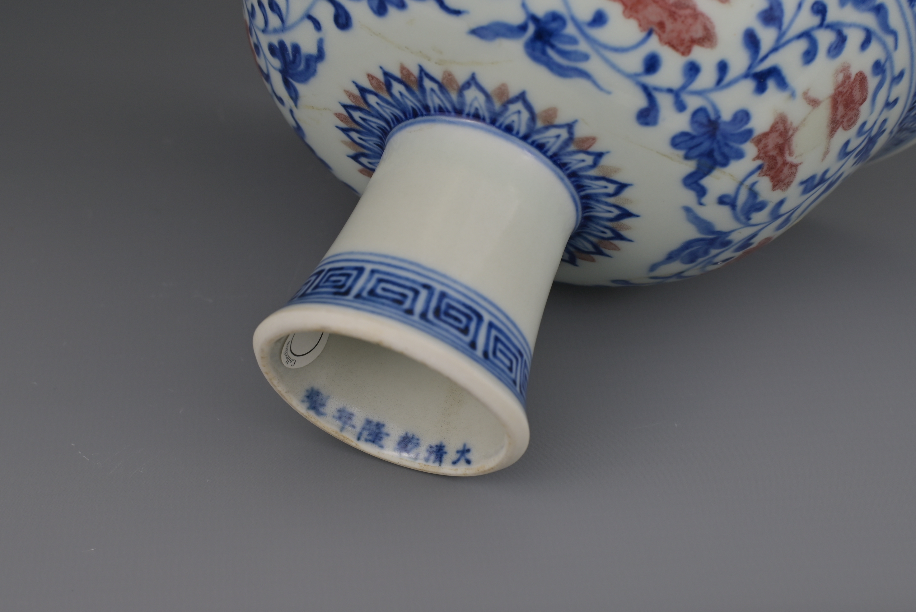CHINESE UNDERGLAZE BLUE AND RED ‘BAJIXIANG’ PORCELAIN LOBED STEM CUP, QIANLONG MARK - Image 7 of 7