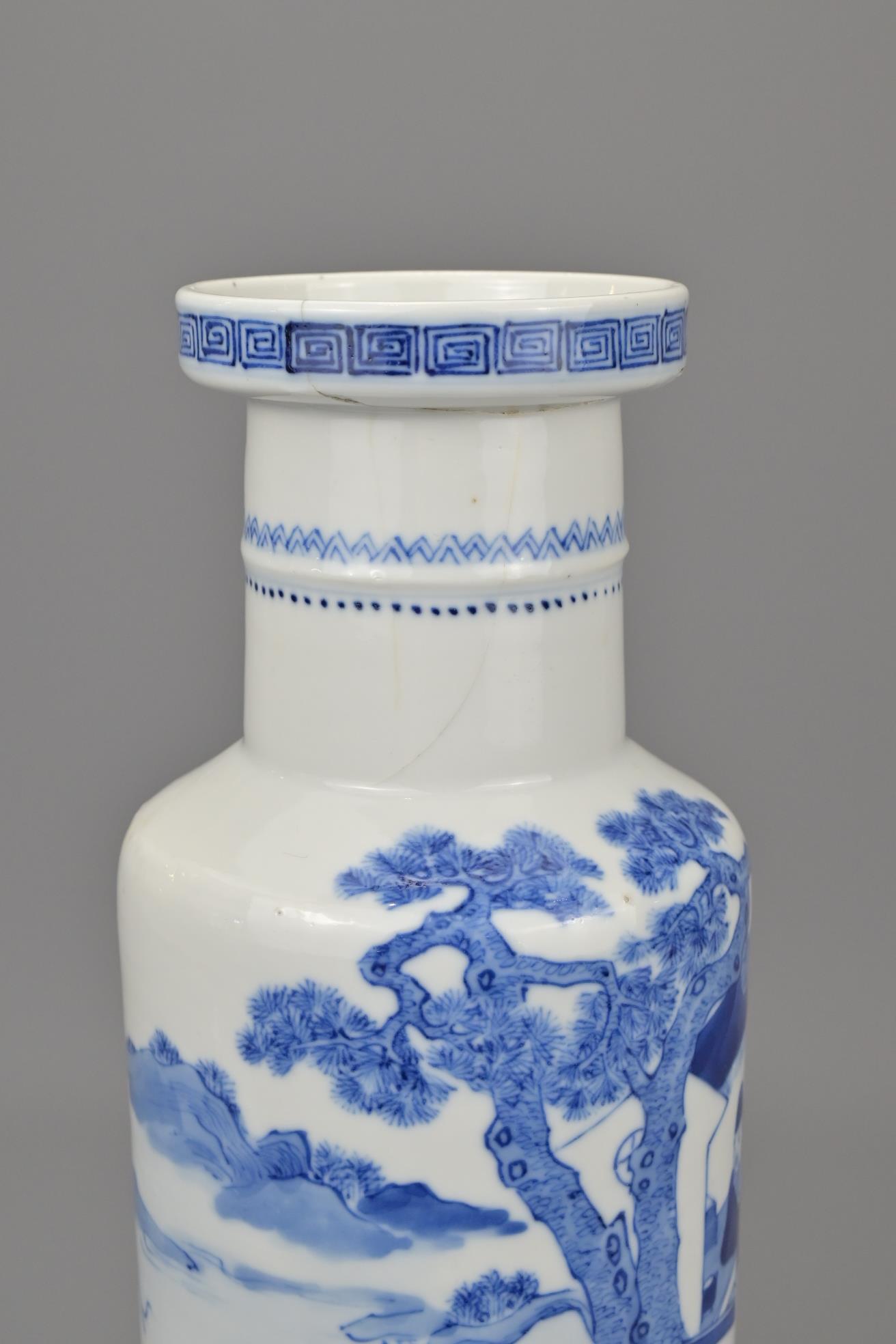 A CHINESE BLUE AND WHITE PORCELAIN ROULEAU VASE - Image 6 of 7