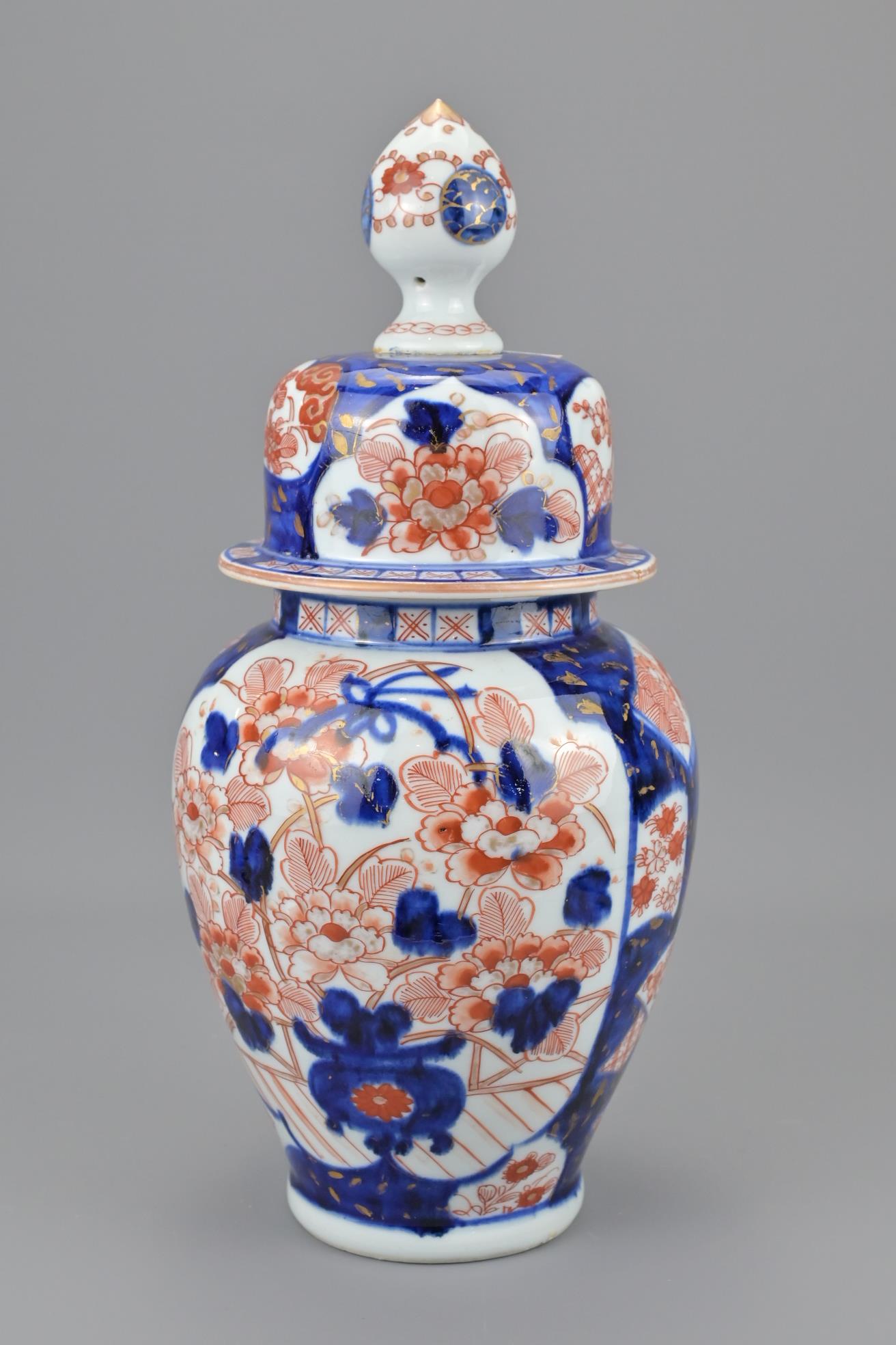 A JAPANESE IMARI JAR AND COVER - Image 2 of 5