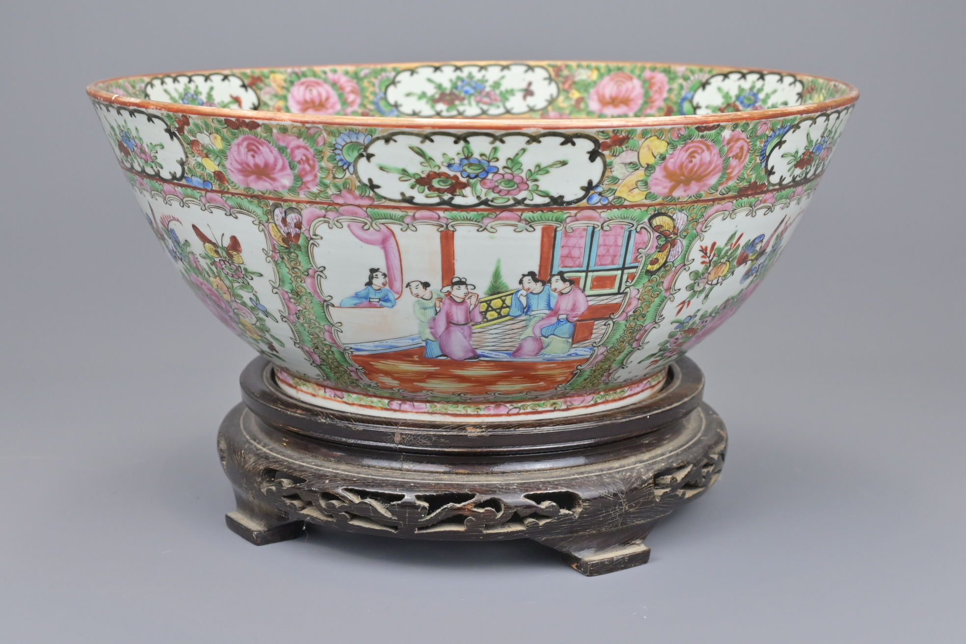 A 19TH CENTURY CHINESE CANTONESE PUNCH BOWL - Image 2 of 5