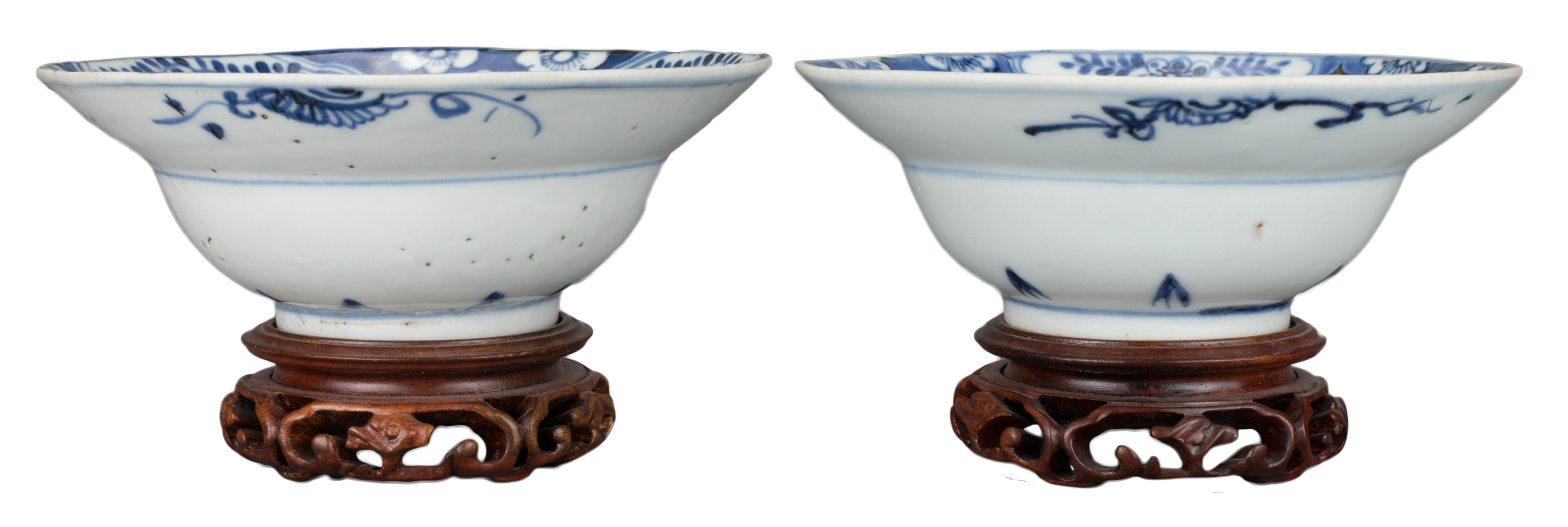 A PAIR OF CHINESE BLUE AND WHITE PORCELAIN KLAPMUTS BOWLS, LATE MING/EARLY QING DYNASTY, 17TH CENTUR