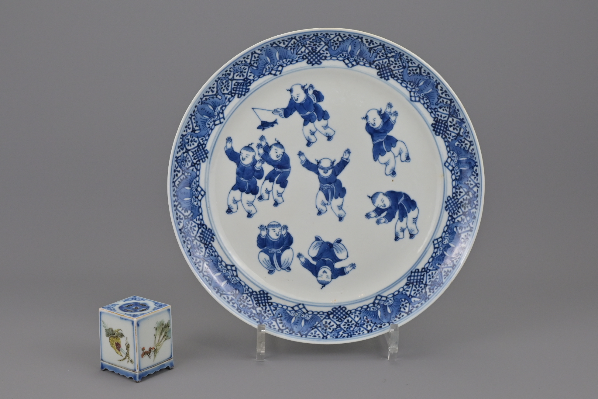 A 19TH CENTURY CHINESE BLUE AND WHITE PLATE - Image 2 of 5