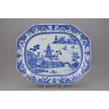 A LARGE 18TH CENTURY CHINESE BLUE AND WHITE PORCELAIN PLATTER