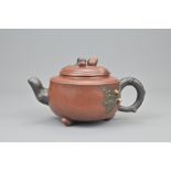 A CHINESE YIXING POTTERY TEA POT