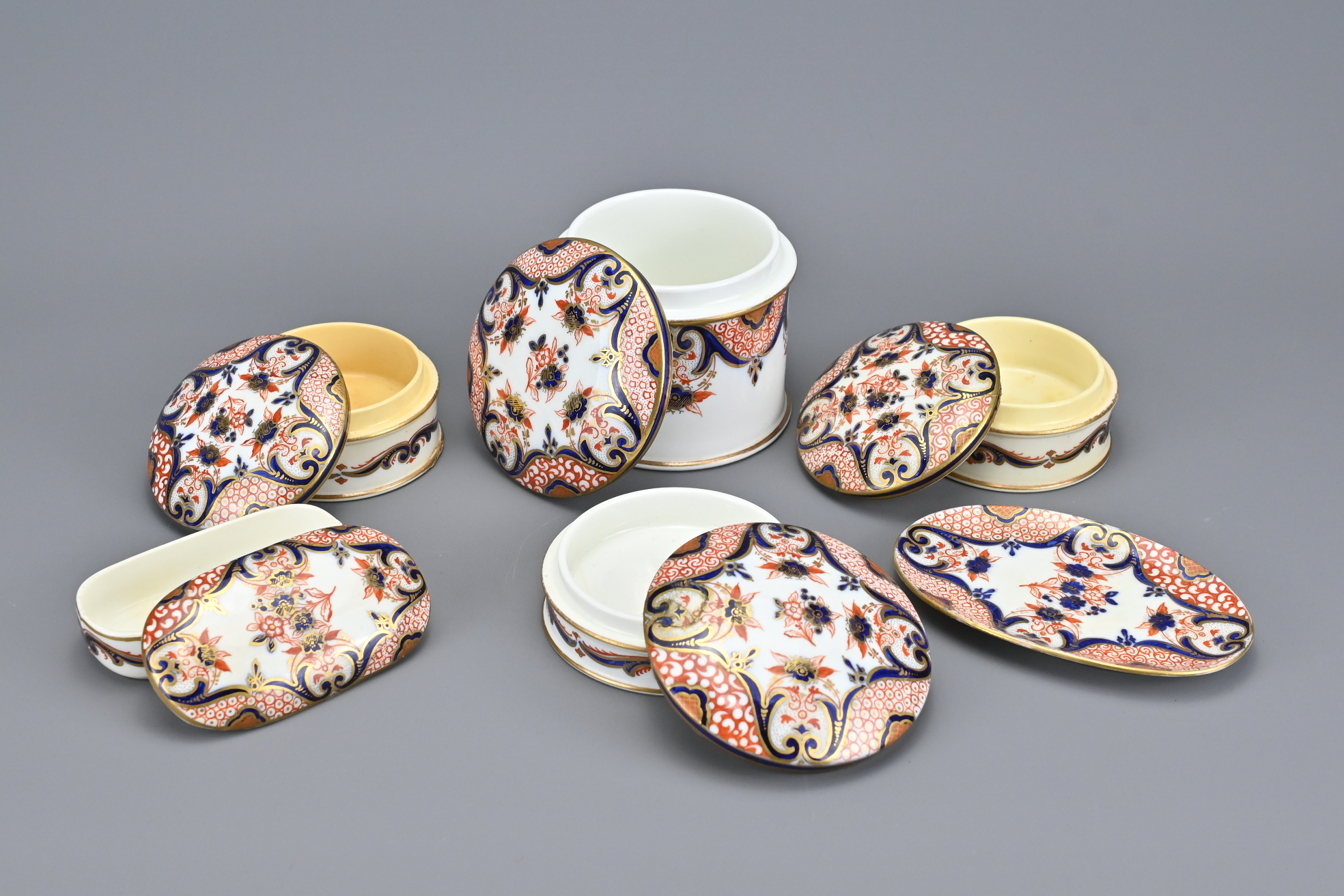 A Set of Six T.A & S.Green Staffordshire Knot Imari Design Porcelain Dressing Table Accessories - Image 2 of 4