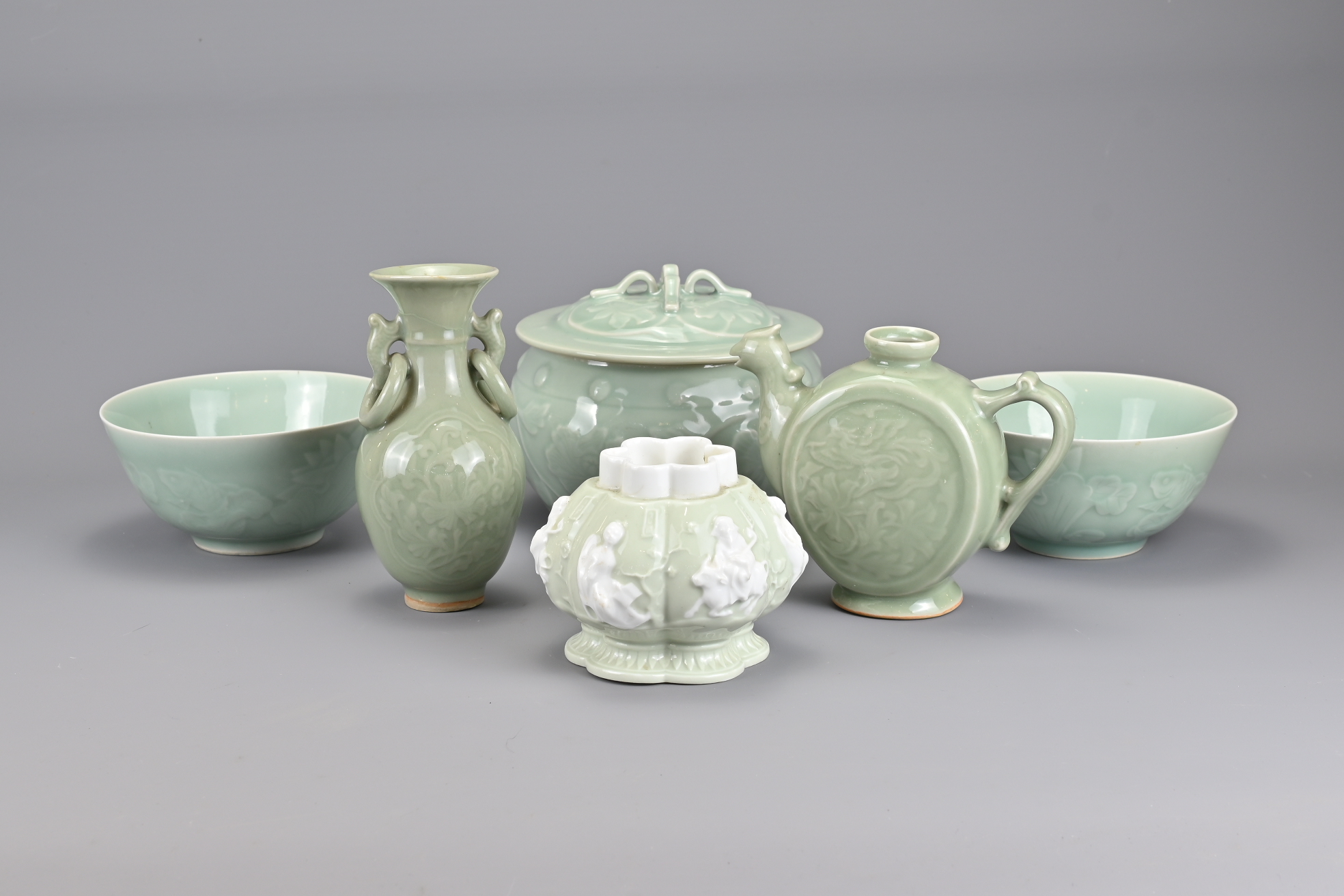 A Group of Six Chinese Vintage Porcelain Items