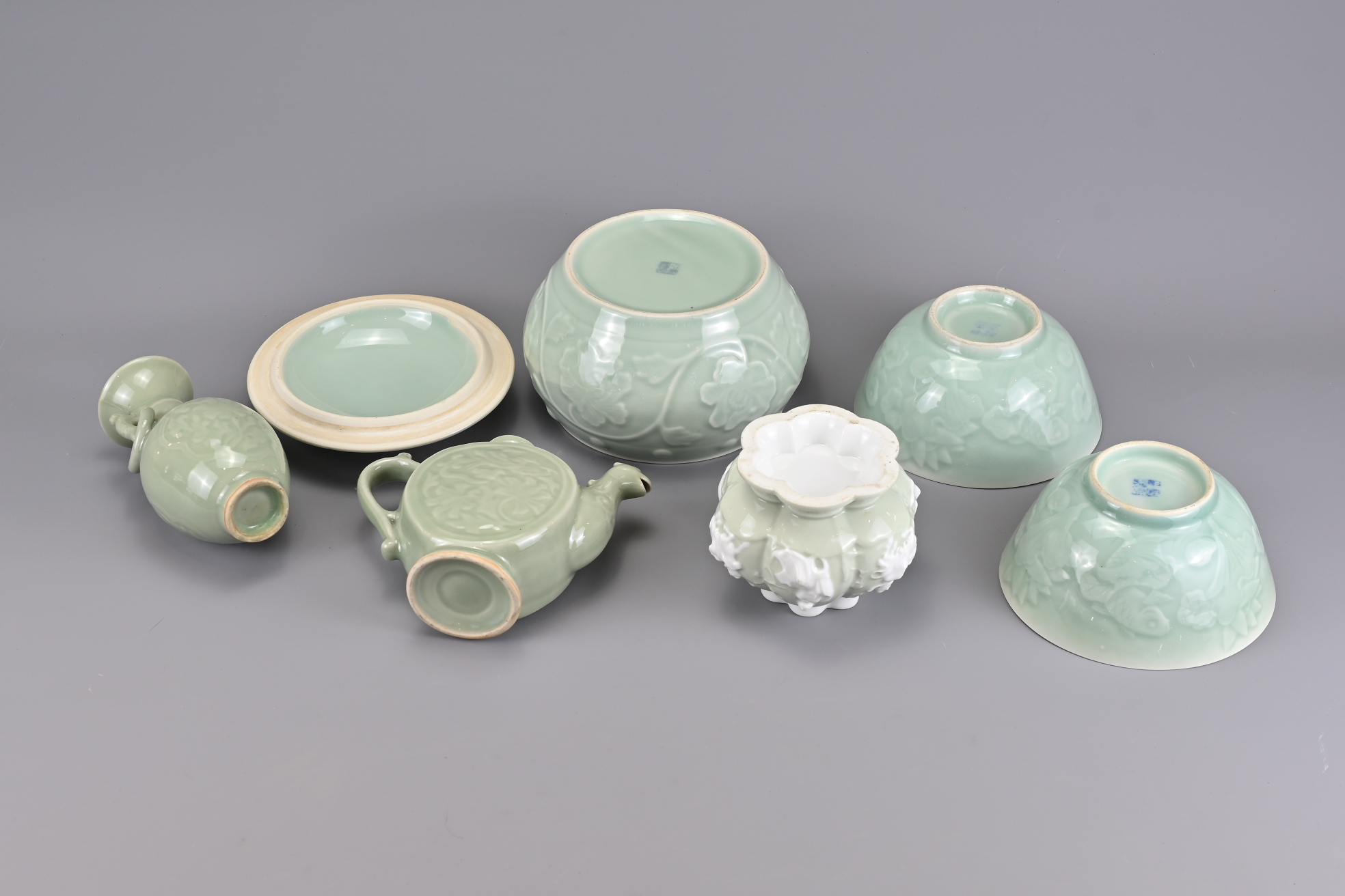 A Group of Six Chinese Vintage Porcelain Items - Image 3 of 3