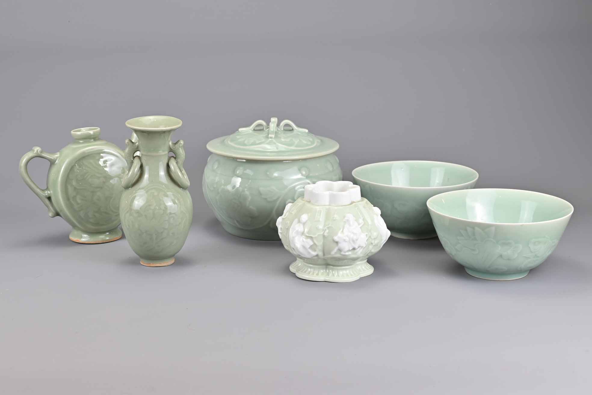 A Group of Six Chinese Vintage Porcelain Items - Image 2 of 3