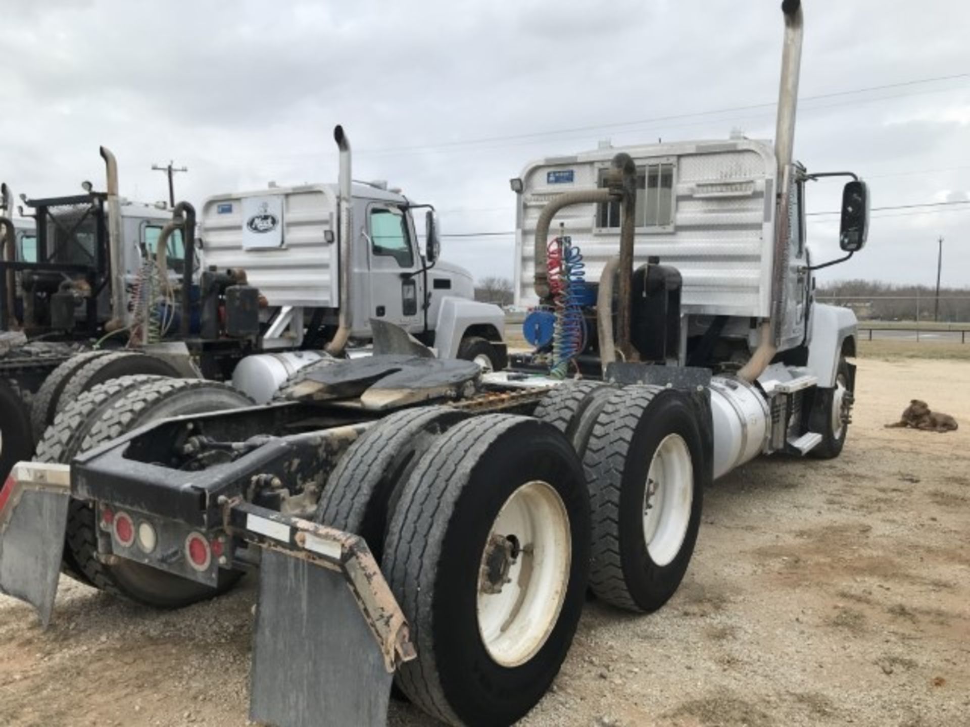 2018 Mack CHU613 VIN: 1M1AN07Y2JM027678 Odometer States: 151,182 Color: Gra - Image 3 of 8