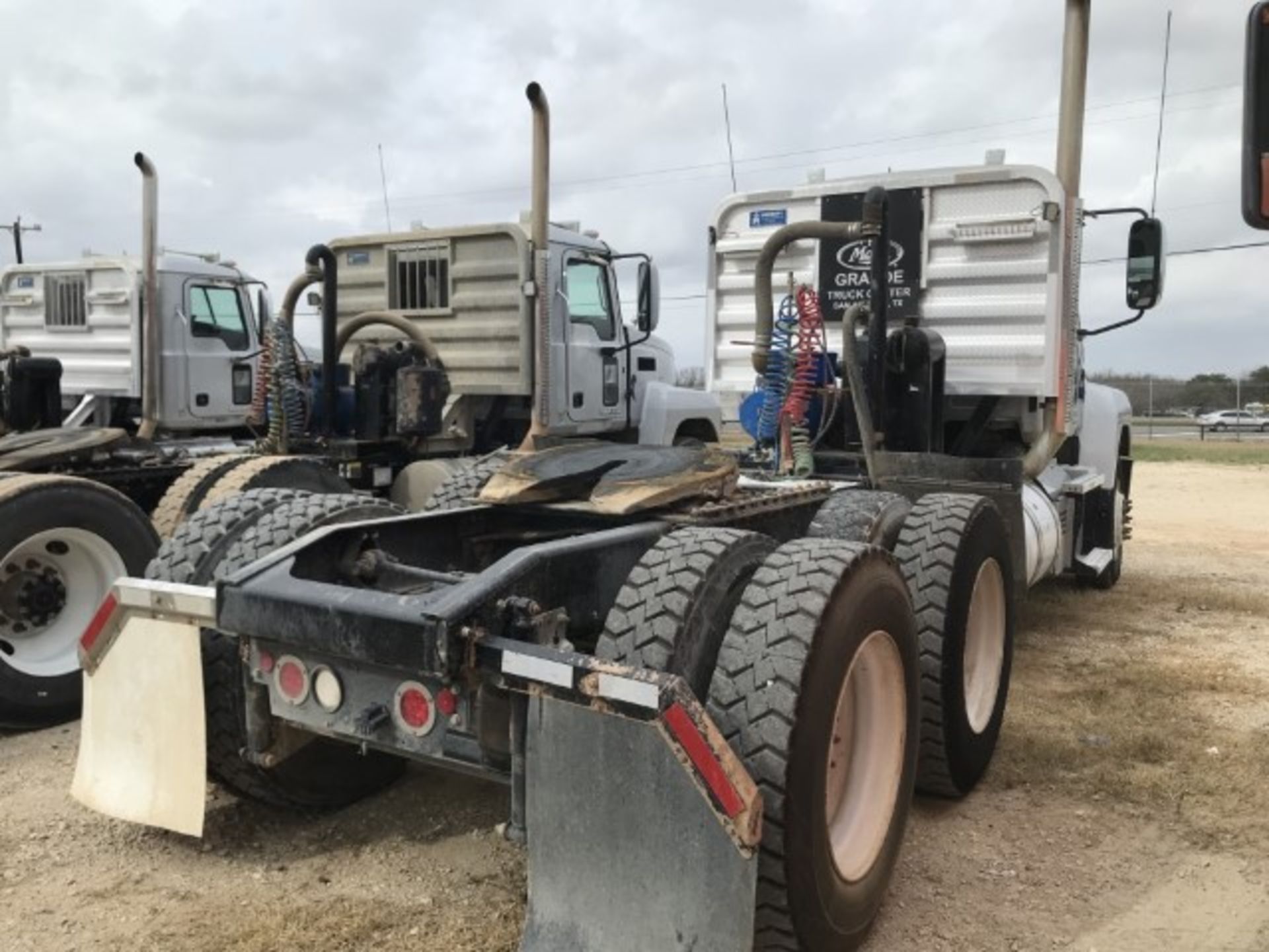 2018 Mack CHU613 VIN: 1M1AN07Y4JM027679 Odometer States: 116,434 Color: Gra - Image 3 of 8