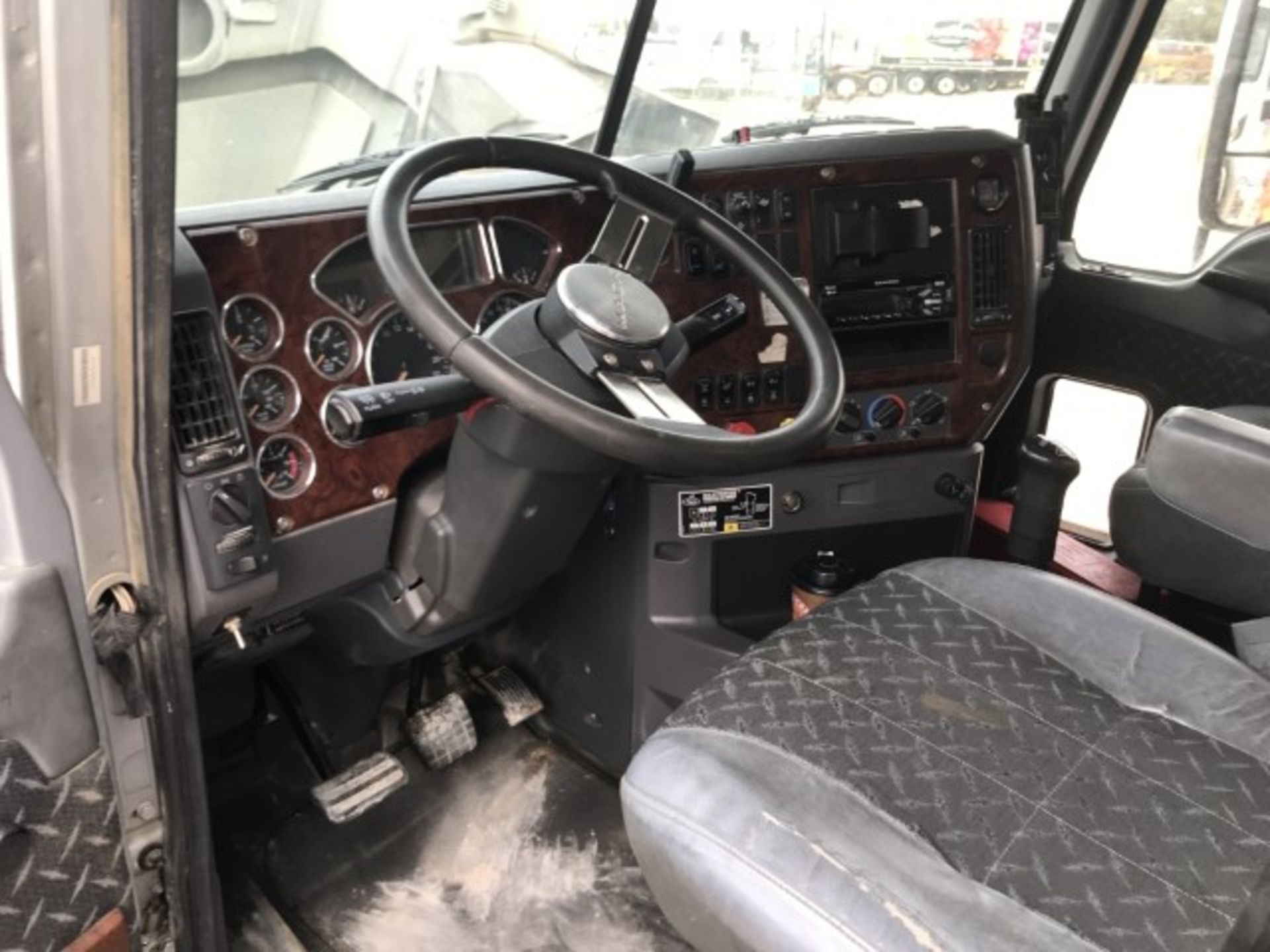 2018 Mack CHU613 VIN: 1M1AN07Y4JM027679 Odometer States: 116,434 Color: Gra - Image 7 of 8