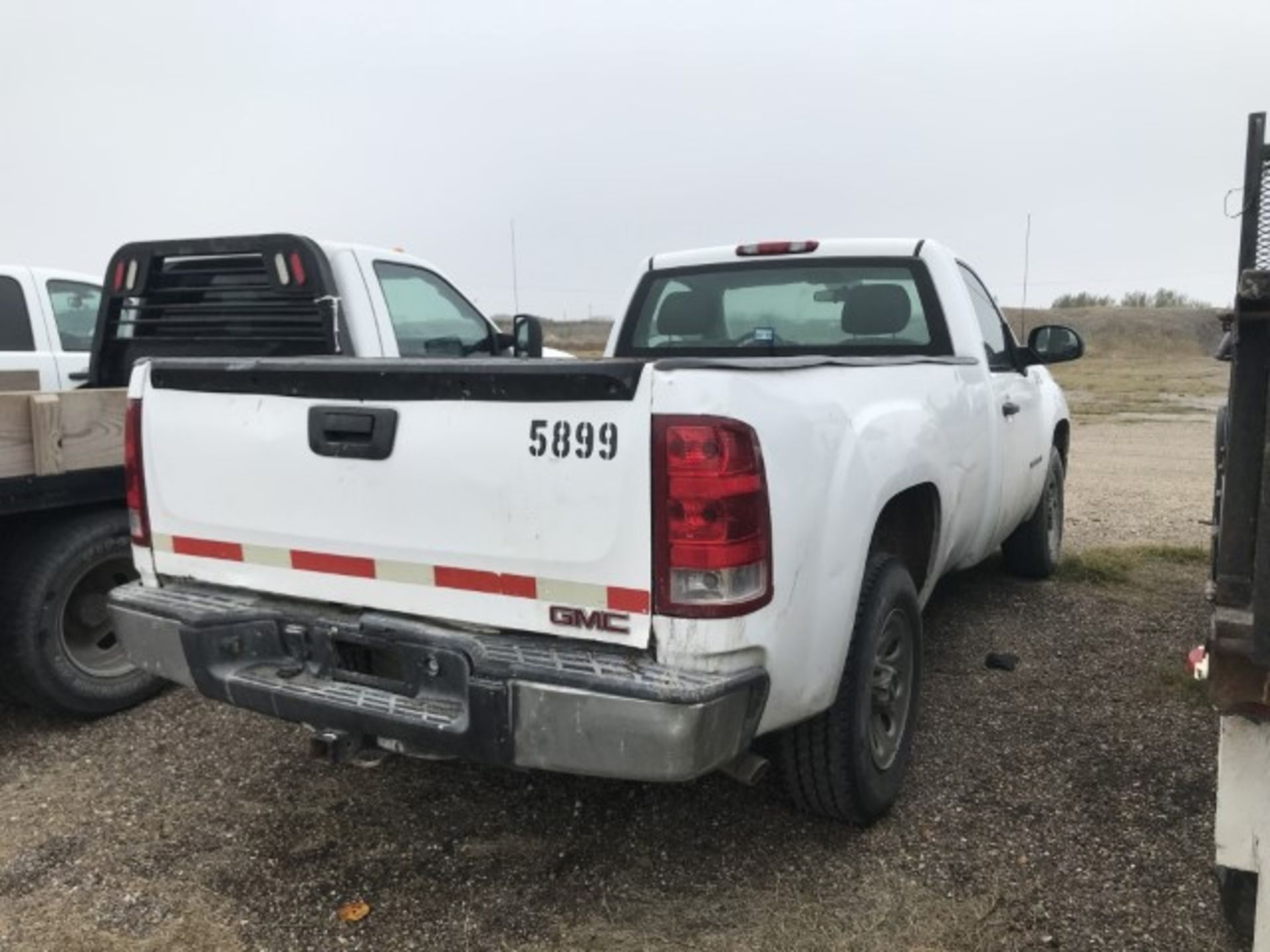 2008 GMC Sierra VIN: 1GTEC14C58Z901444 Odometer States: 103,729 Color: Whit - Image 3 of 6