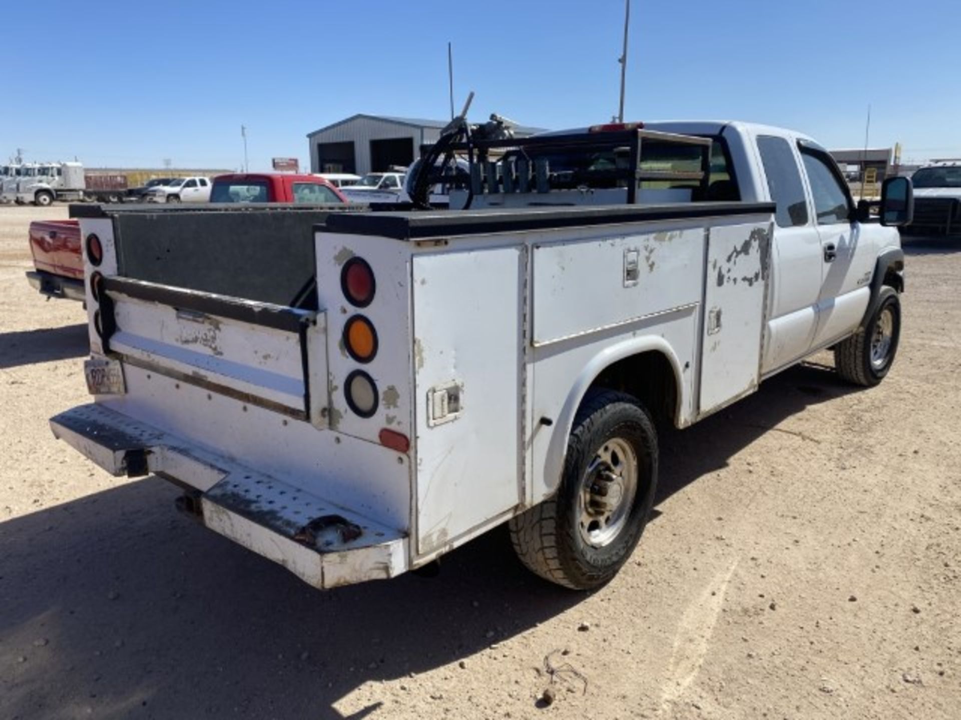 2006 Chevrolet 2500HD Service Truck VIN: 1GBHK29D06E197105 Odometer States: - Image 3 of 6