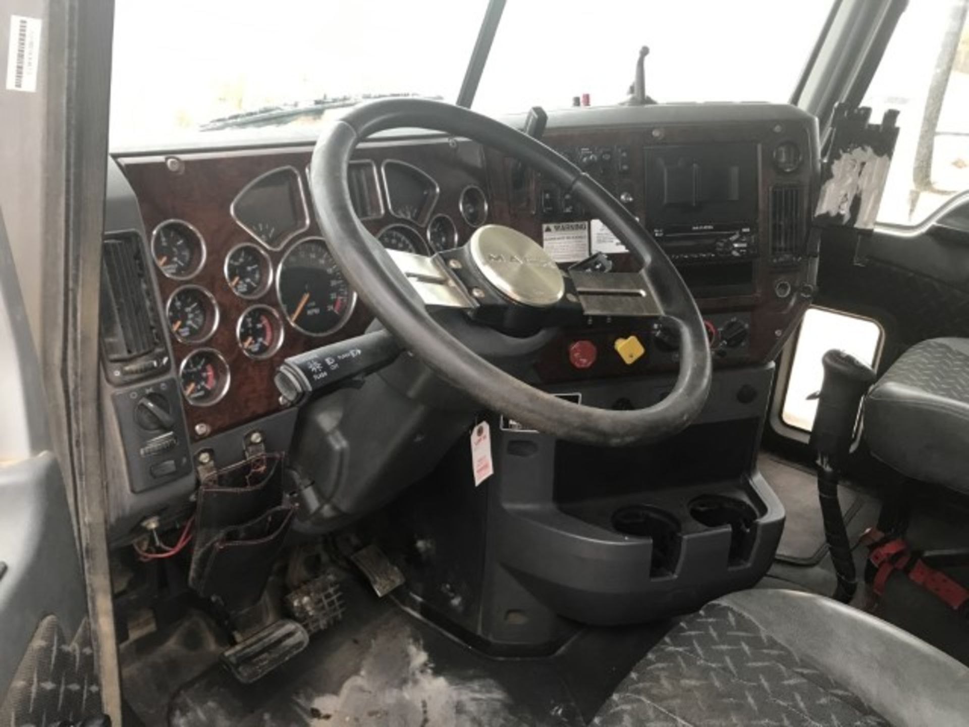 2018 Mack CHU613 VIN: 1M1AN07Y0JM027677 Odometer States: 166,004 Color: Gra - Image 7 of 8