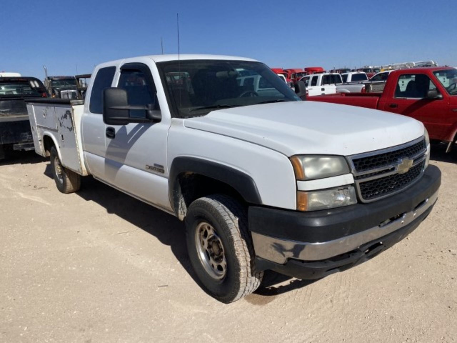 2006 Chevrolet 2500HD Service Truck VIN: 1GBHK29D06E197105 Odometer States: - Image 2 of 6