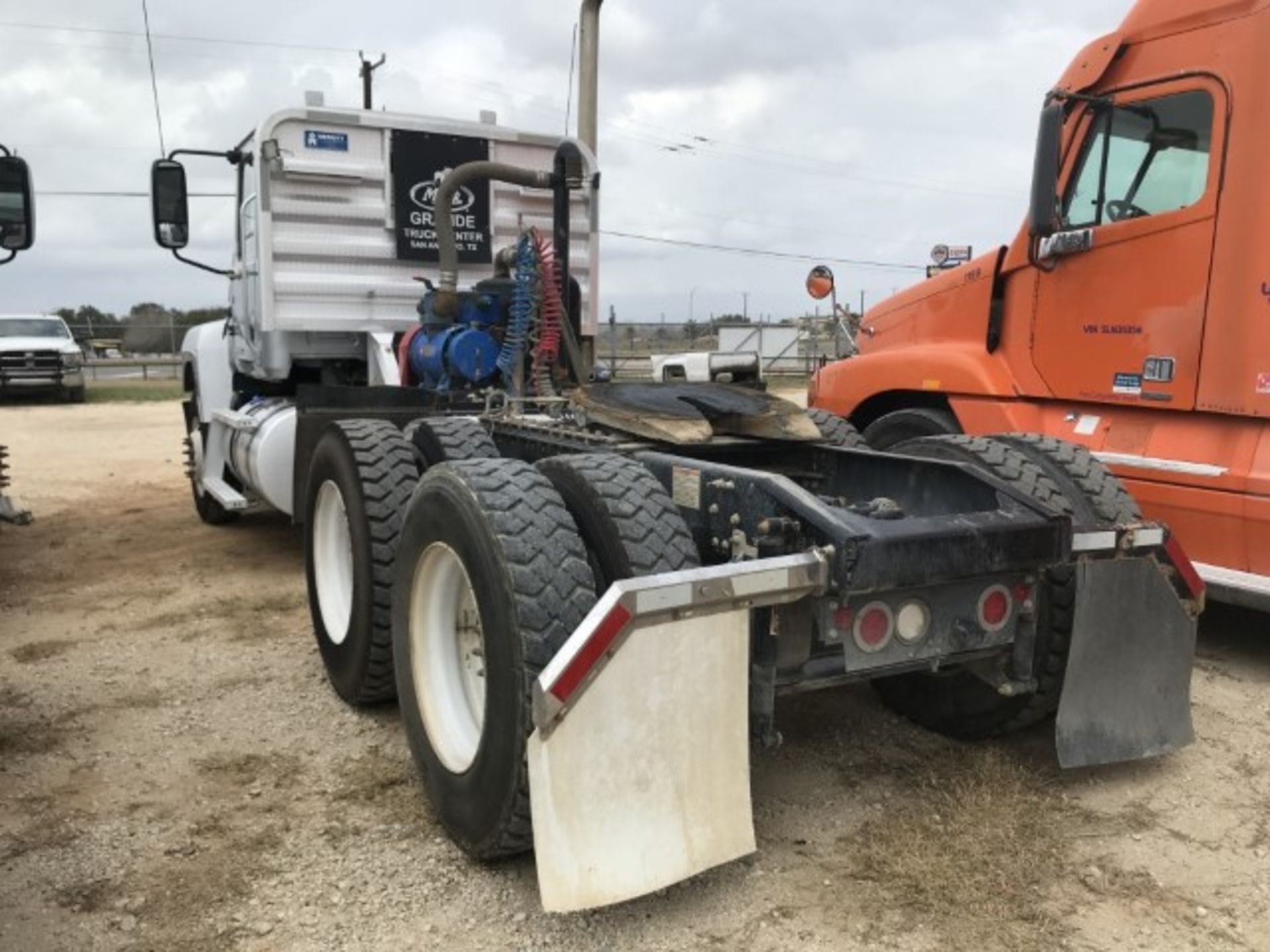 2018 Mack CHU613 VIN: 1M1AN07Y4JM027679 Odometer States: 116,434 Color: Gra - Image 4 of 8