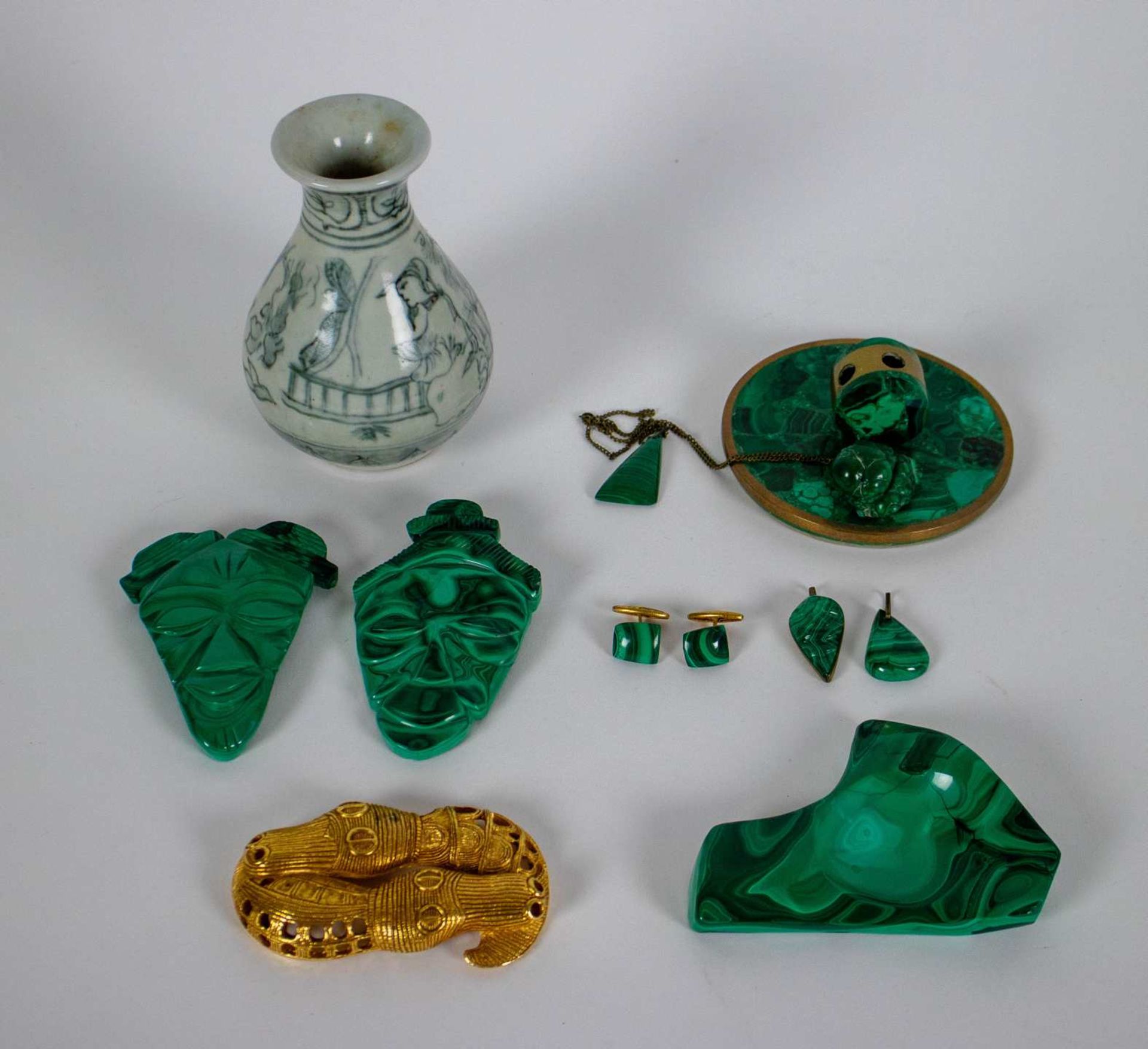 Lot with a Korean vase and malachite items