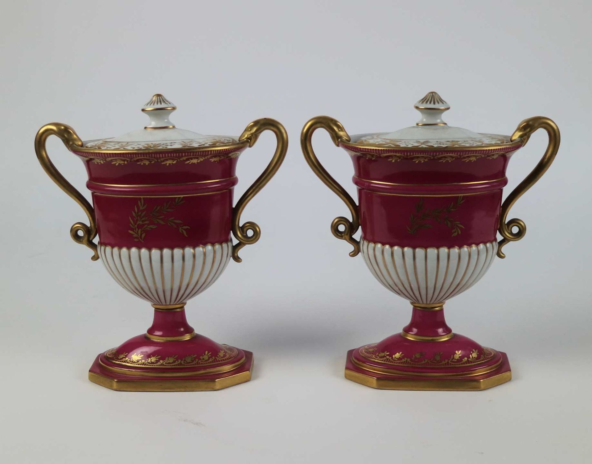 Pair of porcelain Dresden lidded vases - Bild 2 aus 4