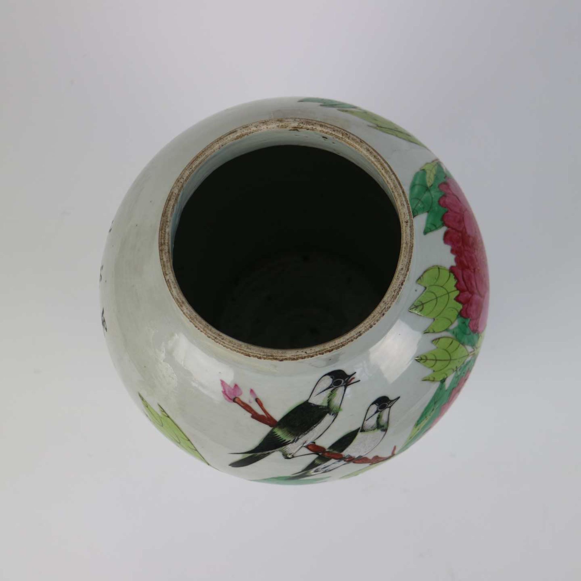 A Chinese vase with floral design and cover - Bild 7 aus 8