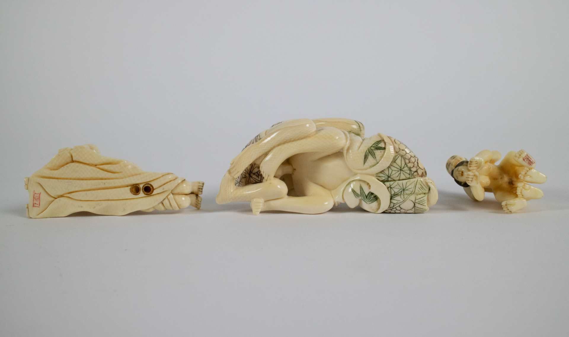 Lot with 3 erotic ivory netsukes - Bild 3 aus 3