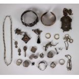 Lot with small silver and silvered jewelery