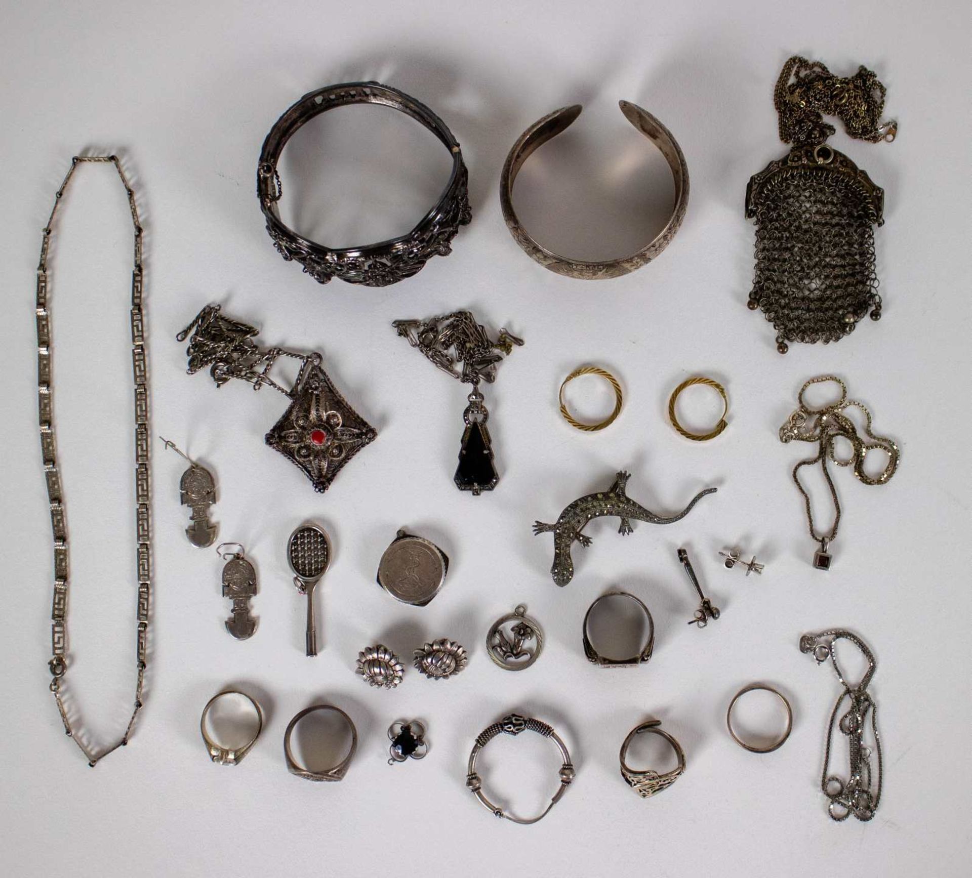 Lot with small silver and silvered jewelery