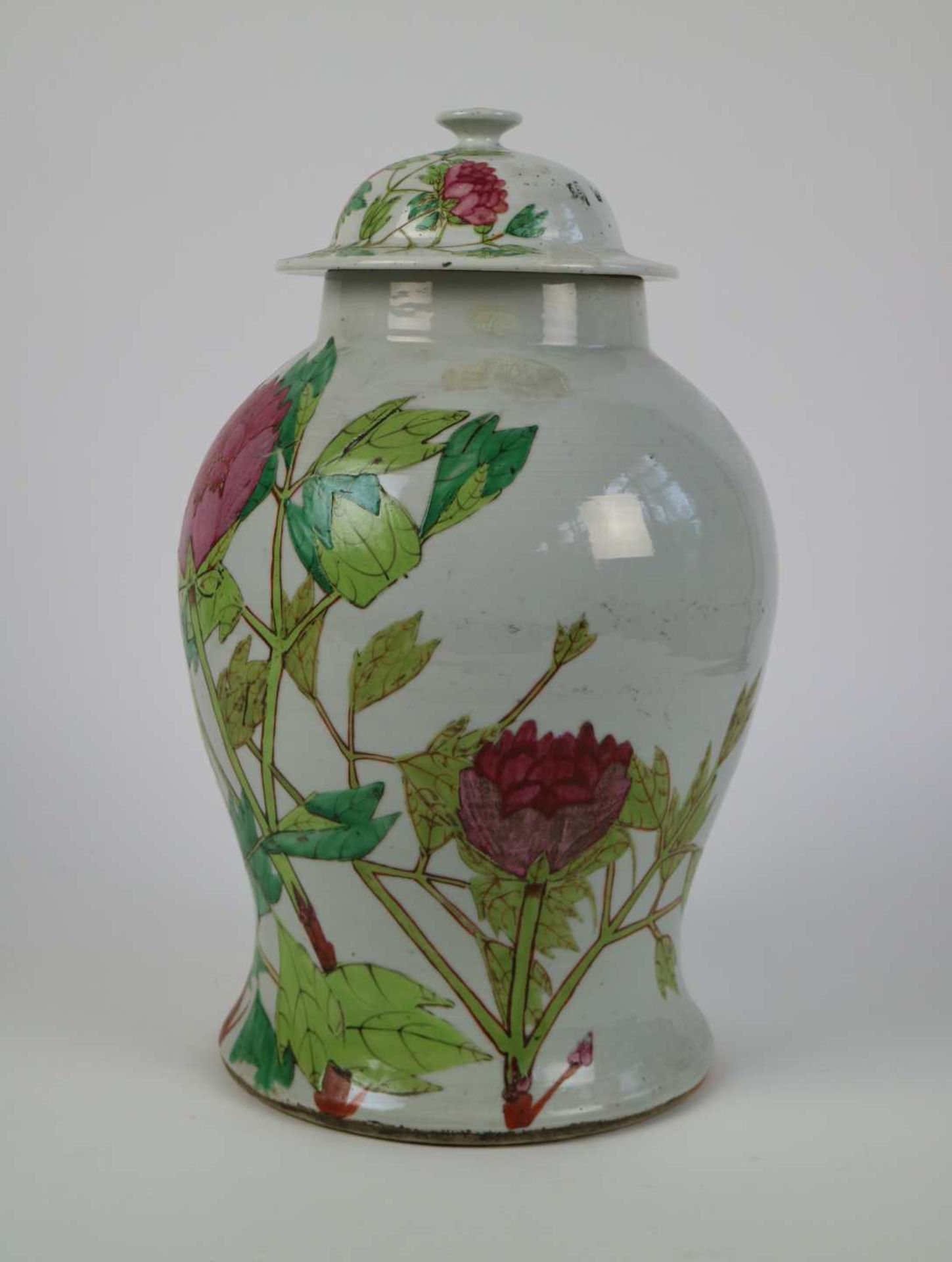 A Chinese vase with floral design and cover - Image 2 of 8