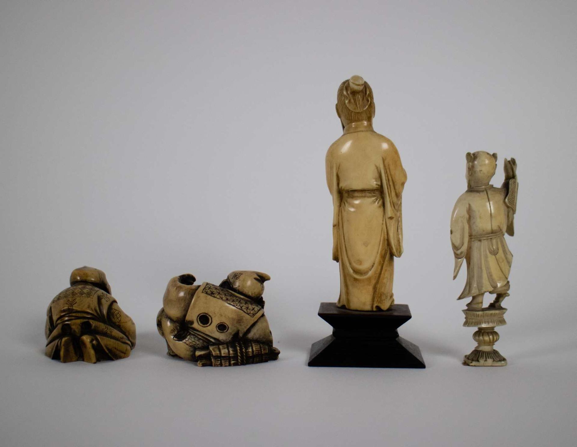 Lot with 4 Japanese ivory figures - Bild 2 aus 2