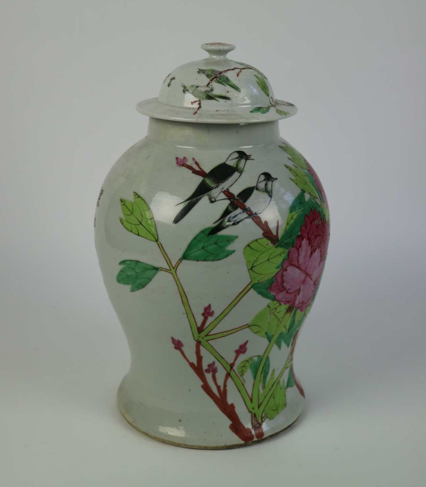 A Chinese vase with floral design and cover - Image 4 of 8