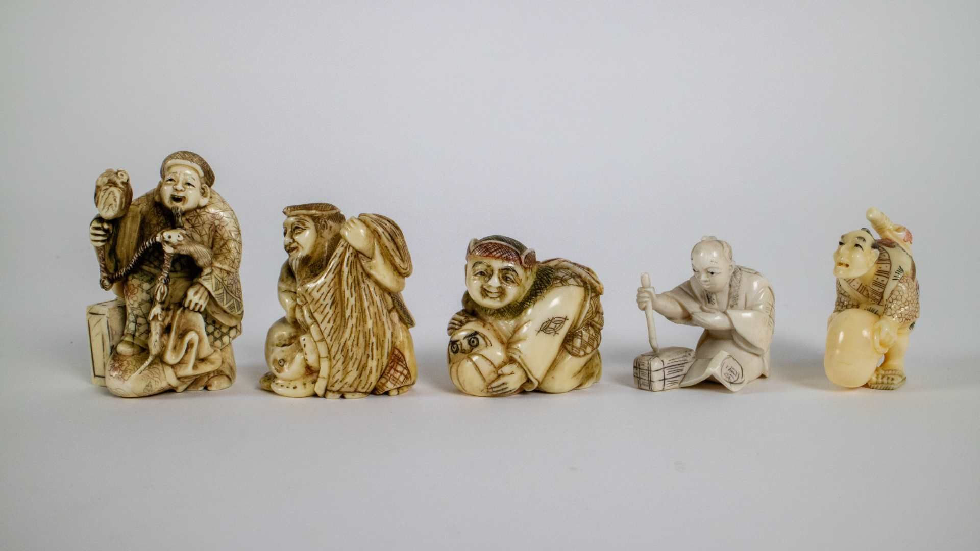 Lot with 5 carved ivory netsukes