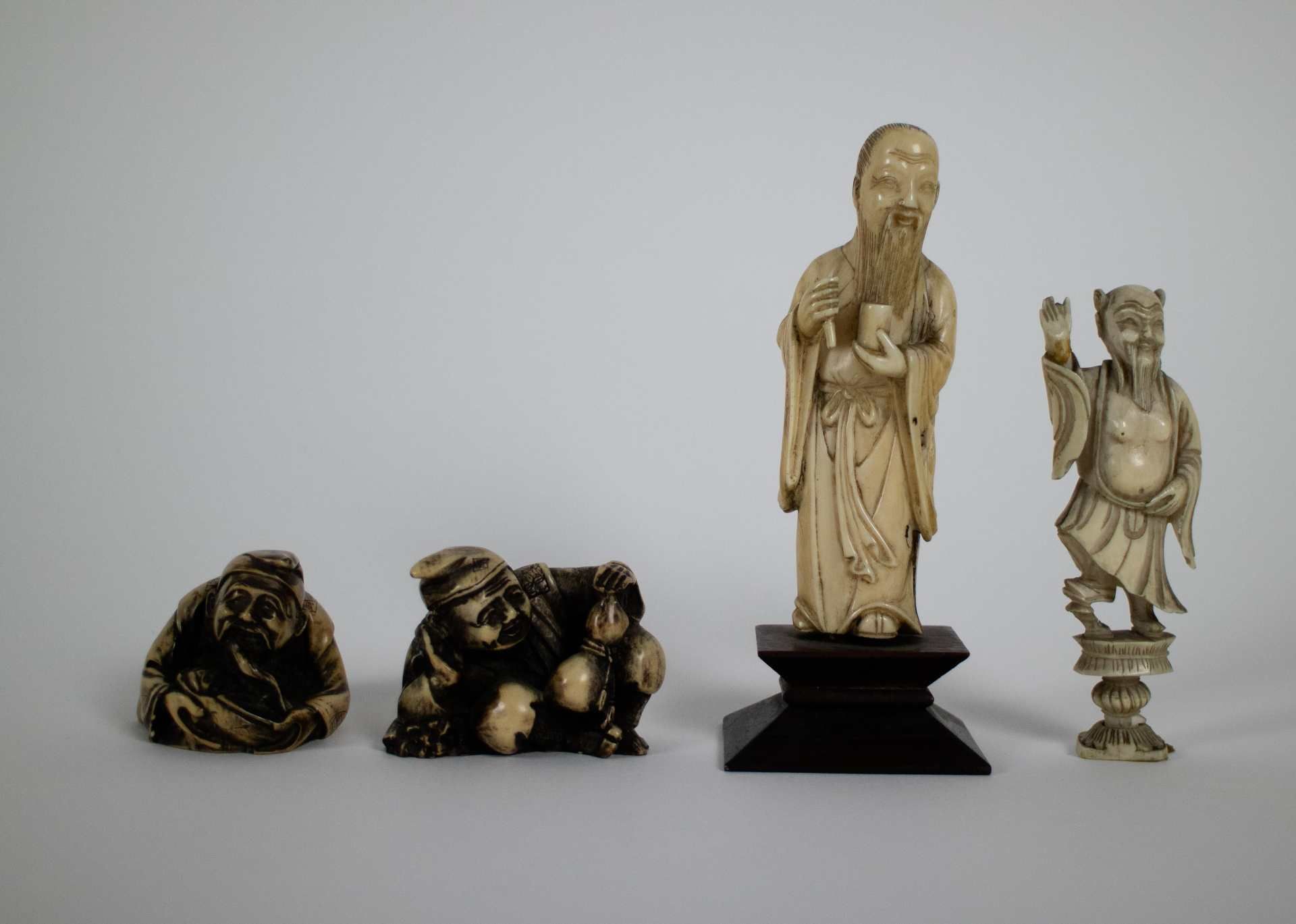 Lot with 4 Japanese ivory figures