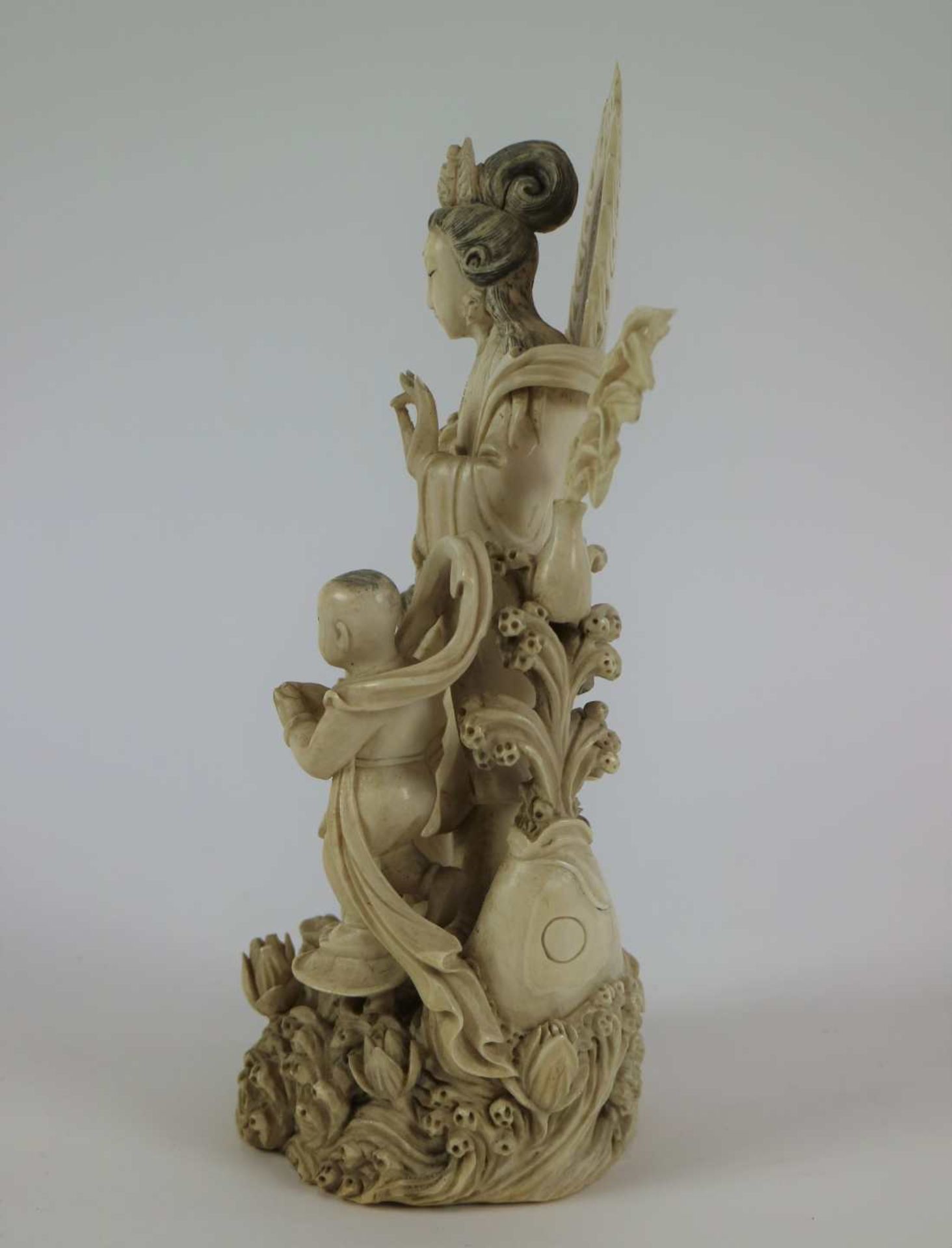 Chinese sculpture group of Guanyin with 2 children - Bild 2 aus 4