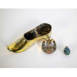 Lot with a Russian shoe, brooch and small egg