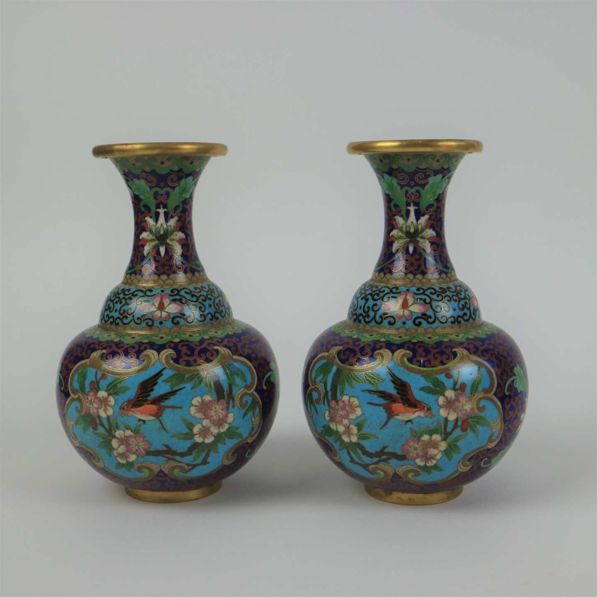 Lot of 4 Chinese cloisonné vases and 2 bowls - Bild 2 aus 6