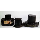 Lot with 2 hats and cases