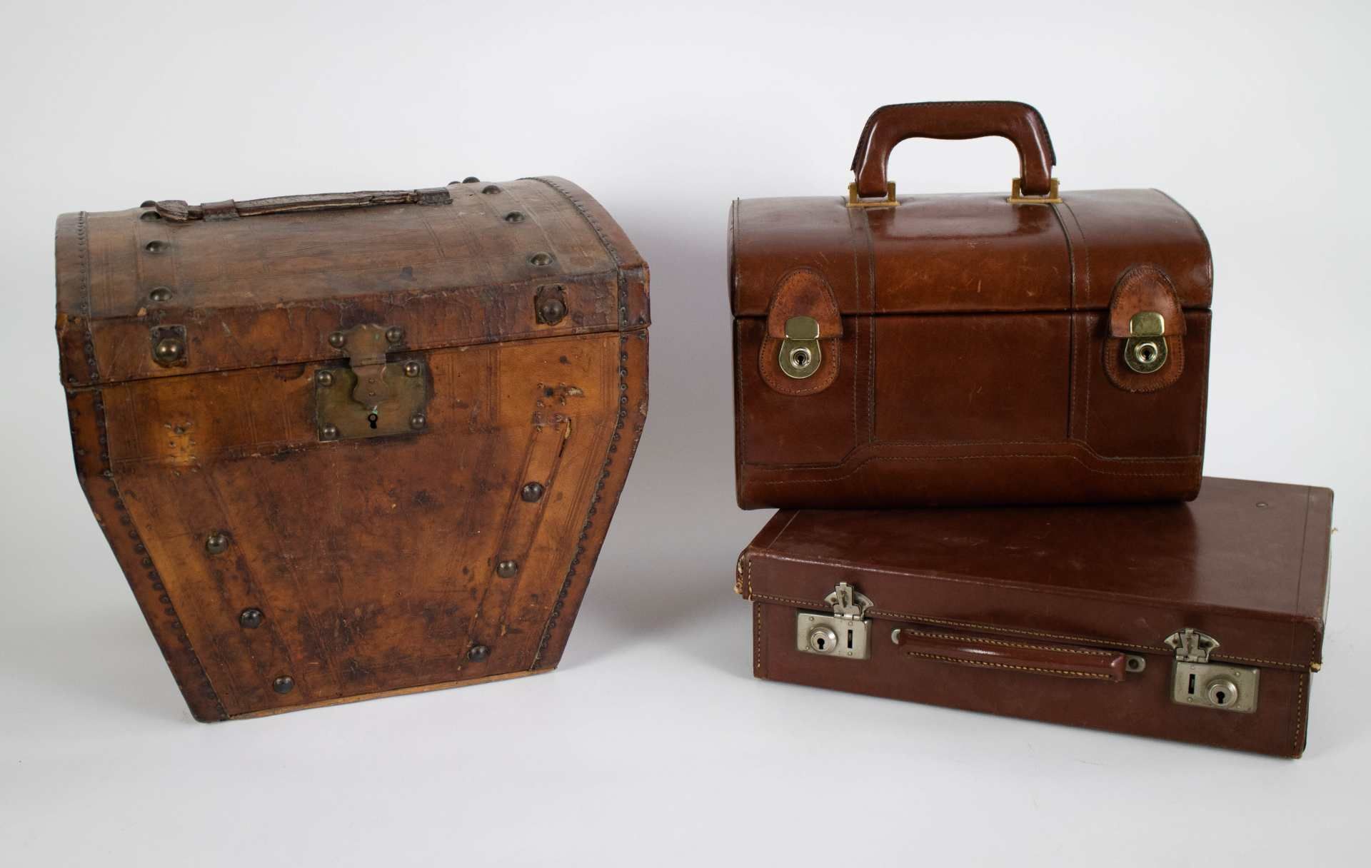 Lot leather travel boxes and hat case