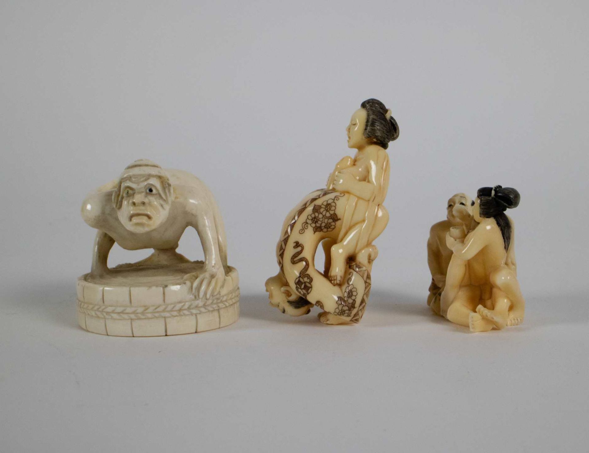 Lot with 3 erotic ivory netsukes - Bild 2 aus 4