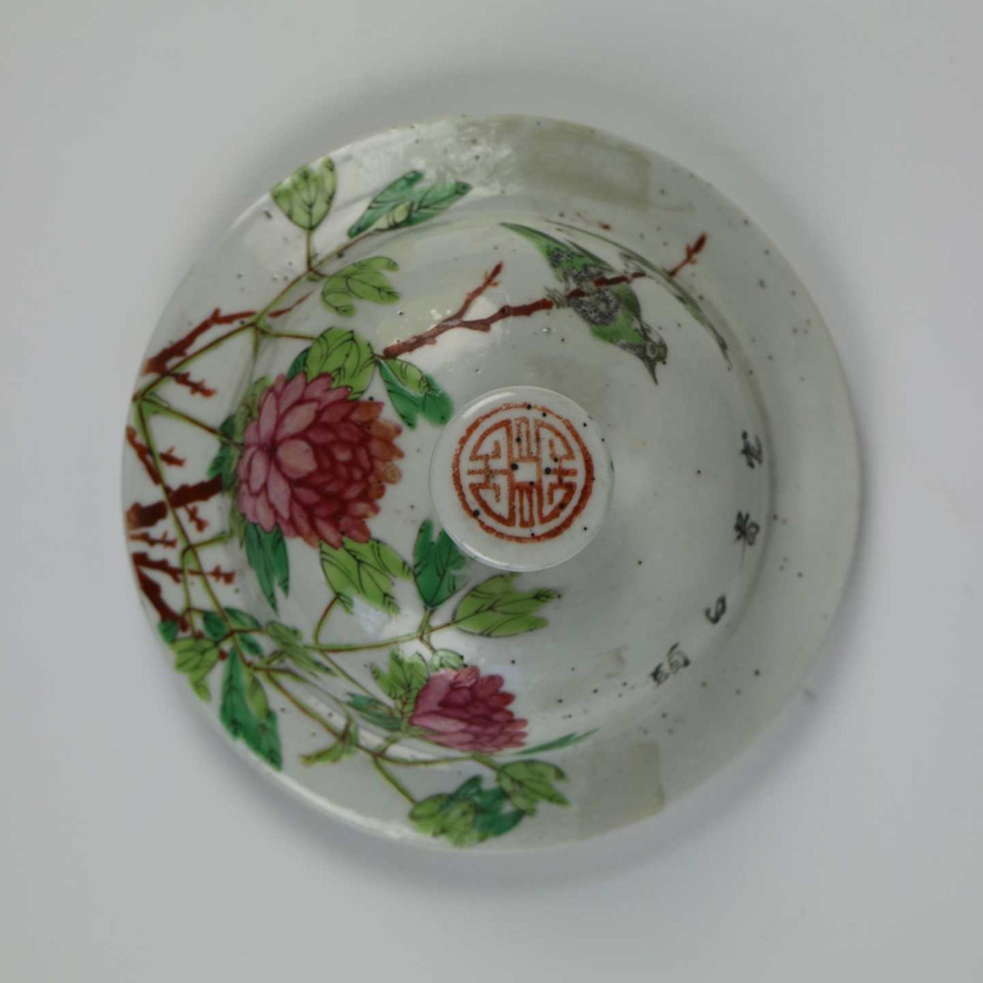 A Chinese vase with floral design and cover - Bild 5 aus 8